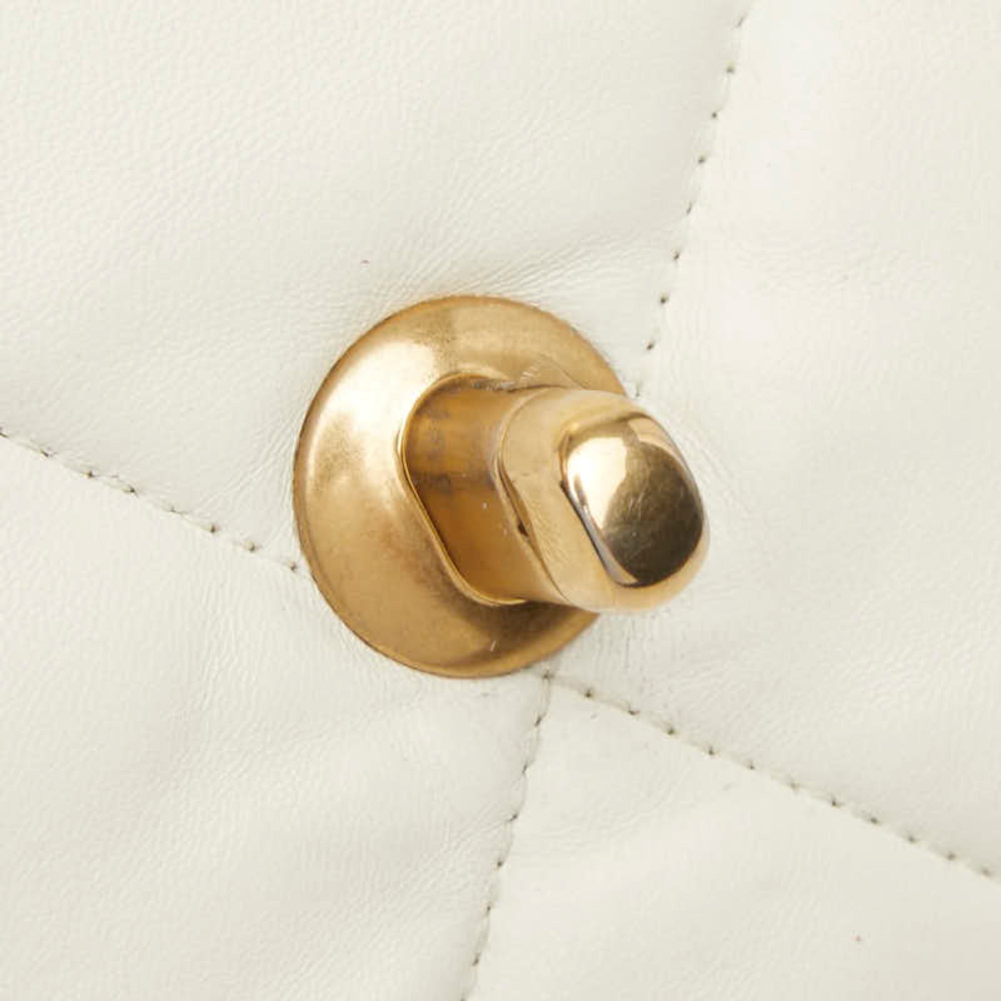 Chanel White Shoulder Bag (Pre-Owned)