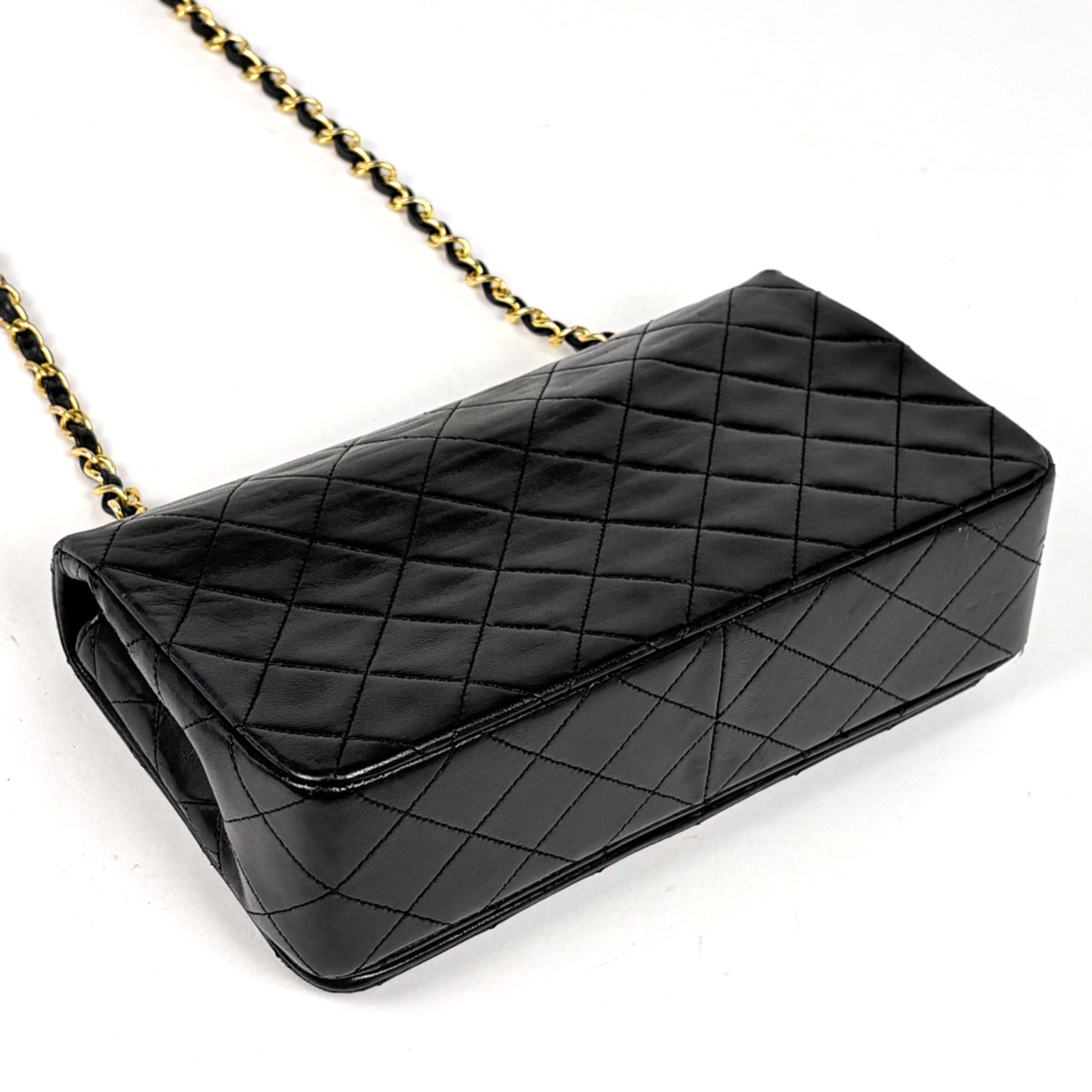 Chanel Matelasse Black Leather Shoulder Bag (Pre-Owned)
