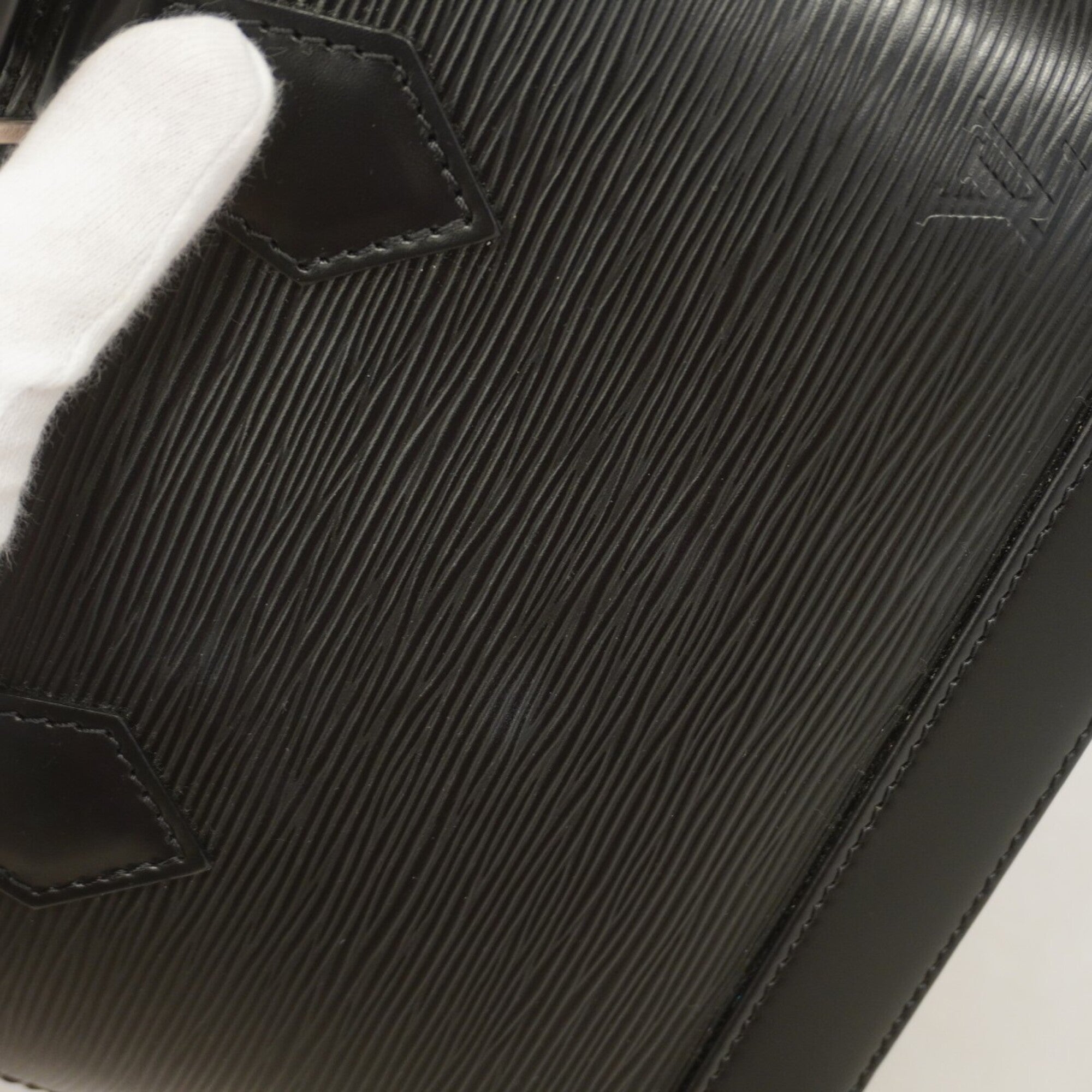 Louis Vuitton Noir Handbag (Pre-Owned)