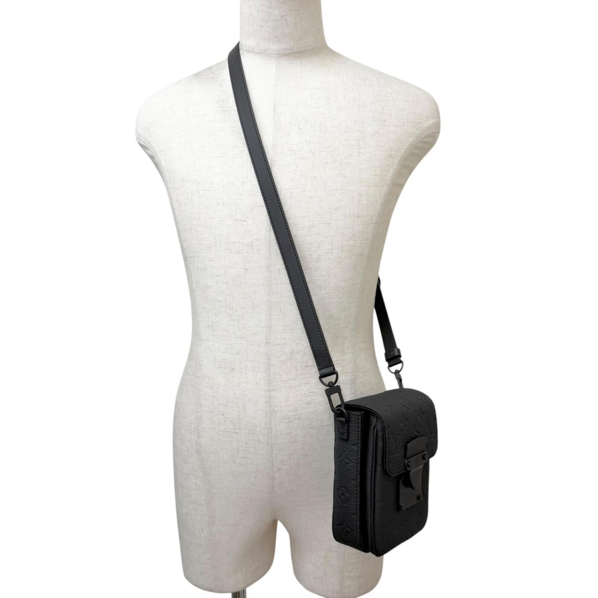 Louis Vuitton Black Leather Shoulder Bag (Pre-Owned)