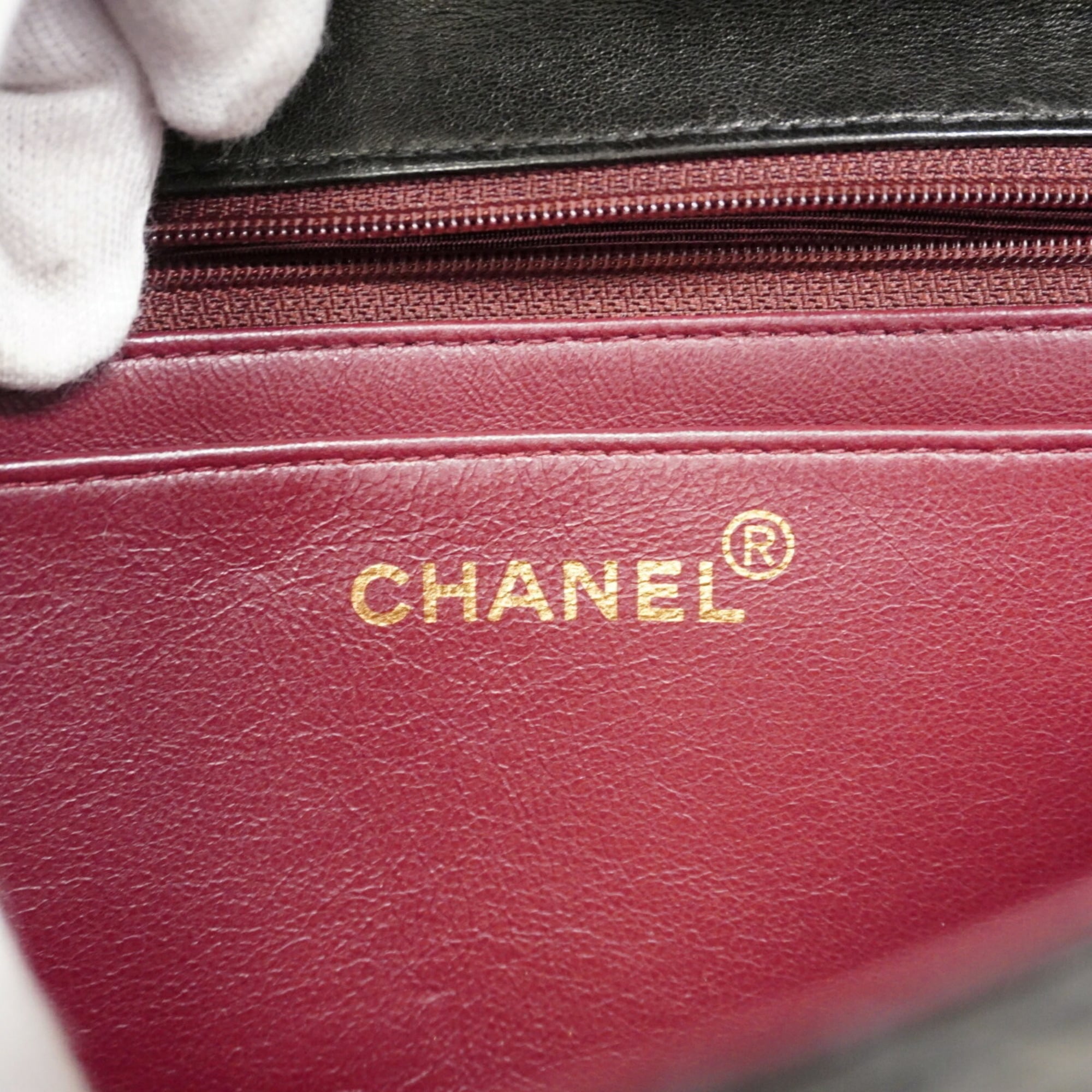 Chanel Black Leather Handbag (Pre-Owned)