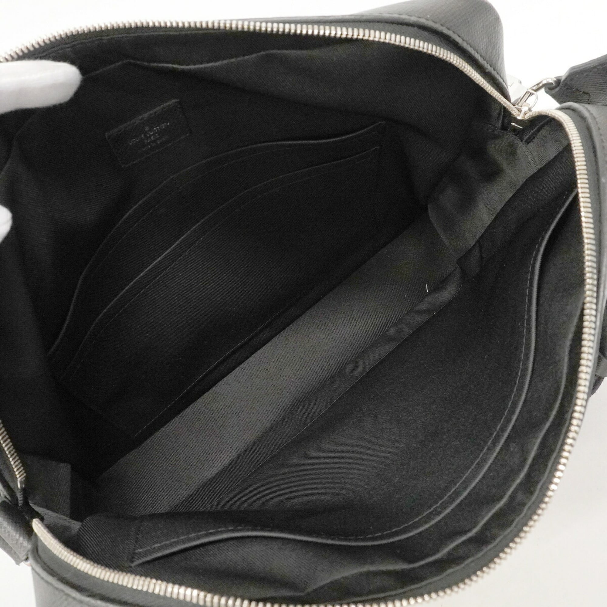 Louis Vuitton Black Shoulder Bag (Pre-Owned)