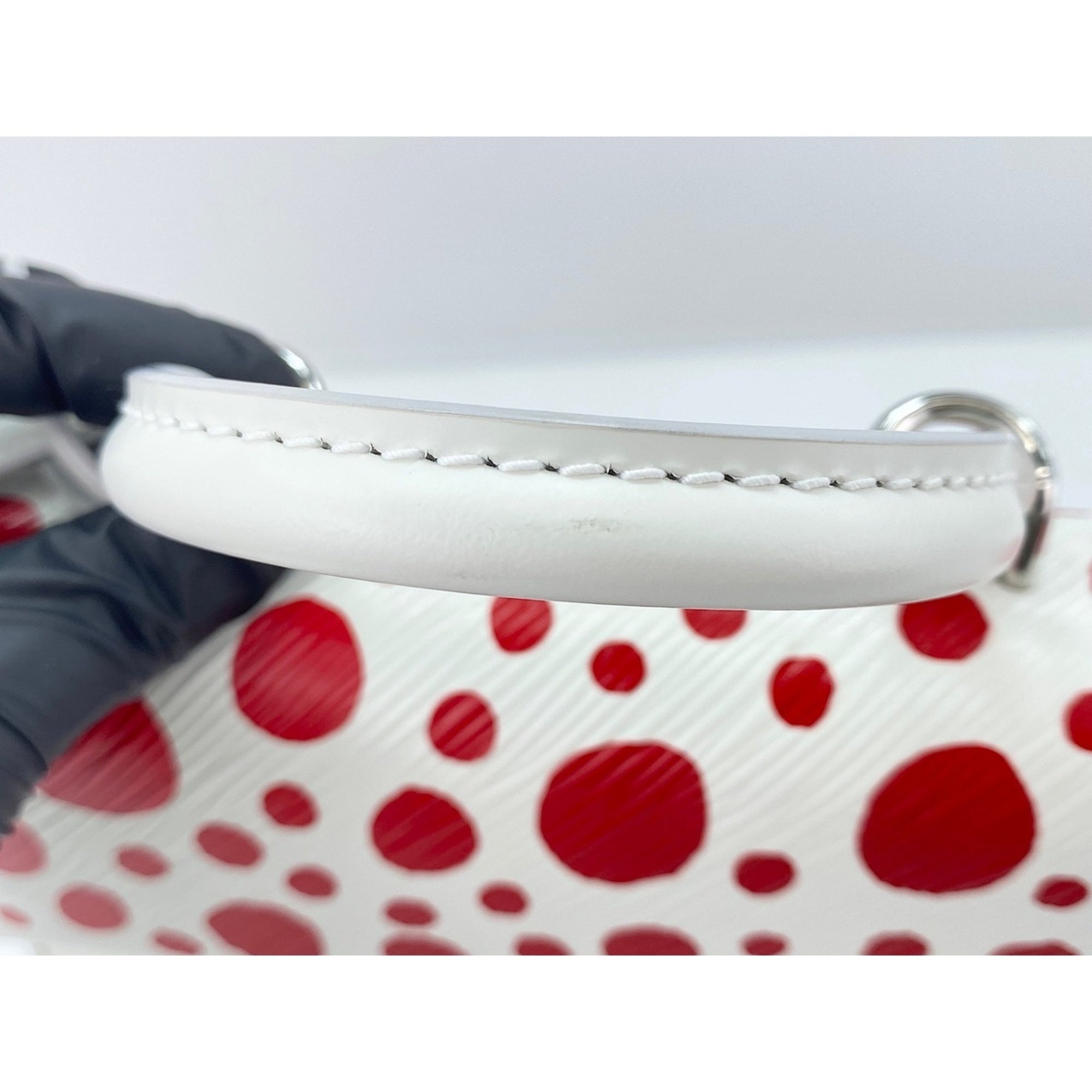 Louis Vuitton White Handbag (Pre-Owned)