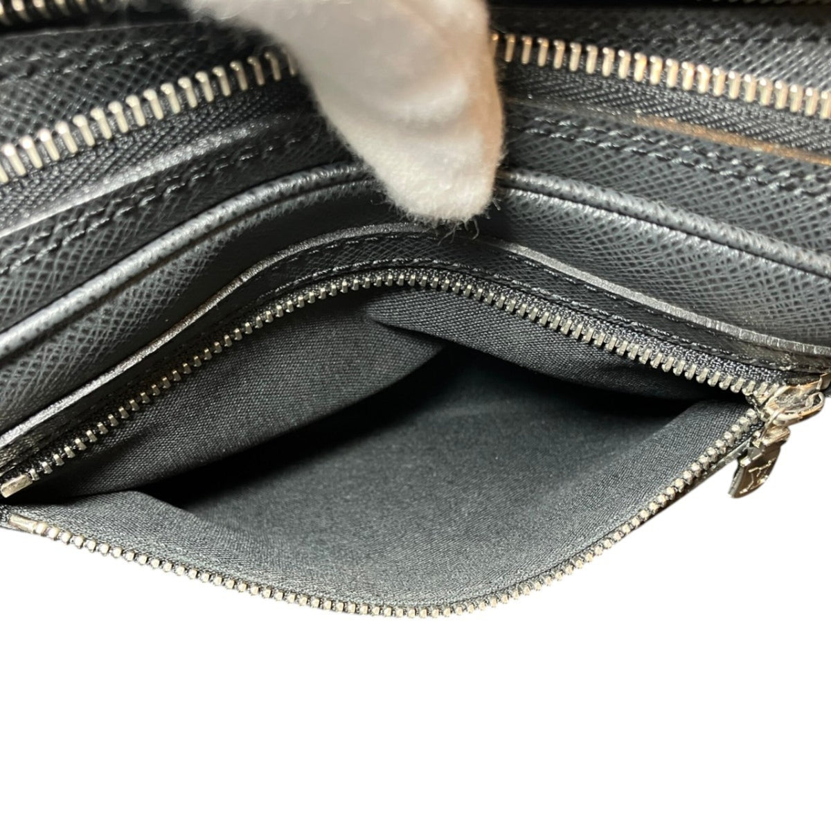 Louis Vuitton Taiga Ardoise Black Leather Clutch Bag (Pre-Owned)