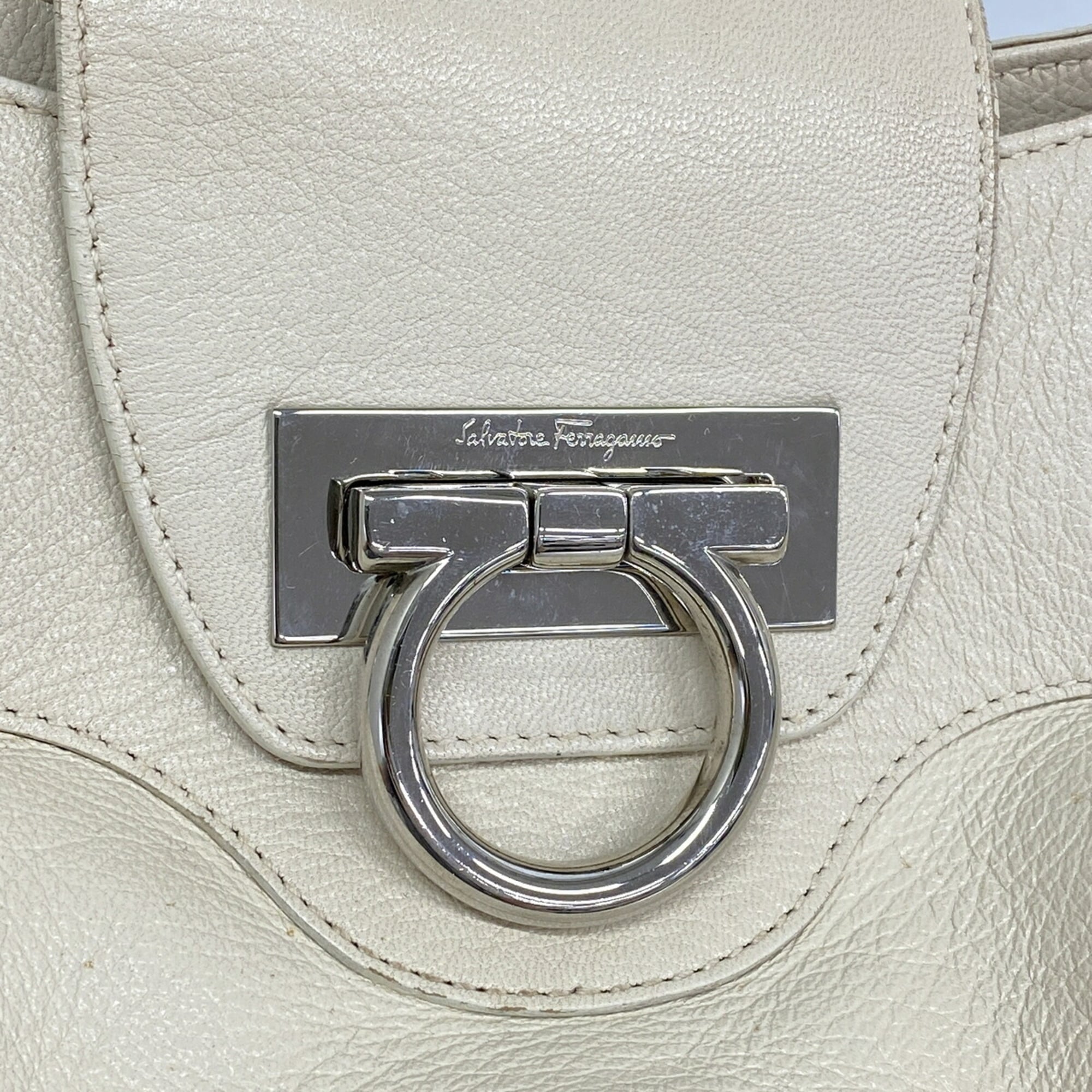 Salvatore Ferragamo White Leather Handbag (Pre-Owned)