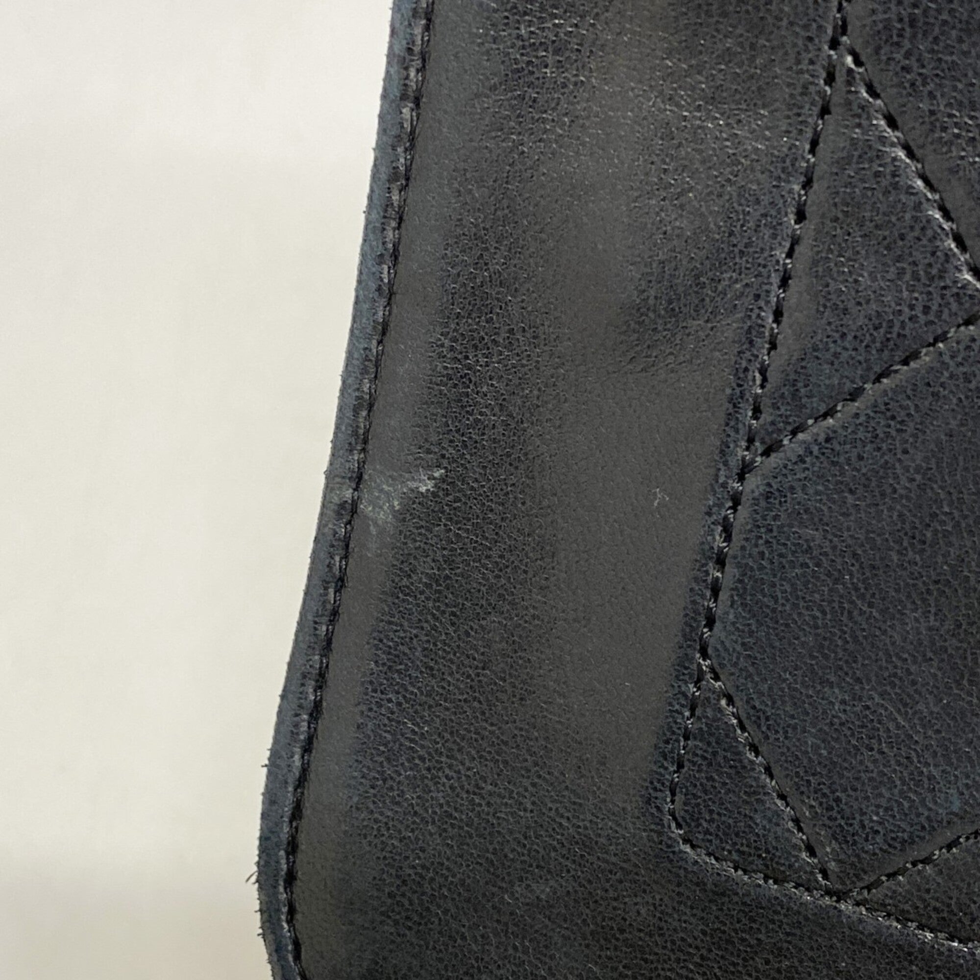 Chanel Black Leather Shoulder Bag (Pre-Owned)