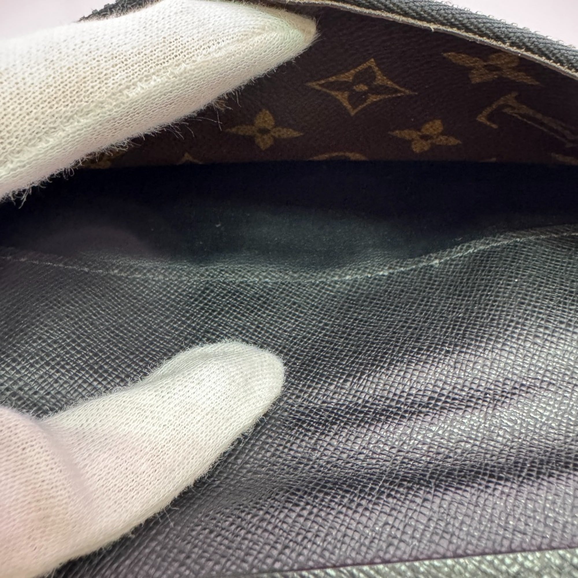 Louis Vuitton Black Leather Long Wallet (Bi-Fold) (Pre-Owned)