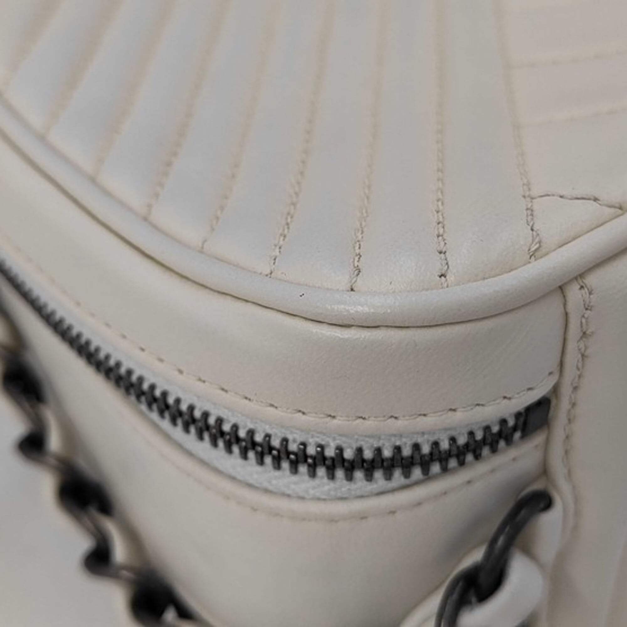 Chanel White Leather Shoulder Bag (Pre-Owned)