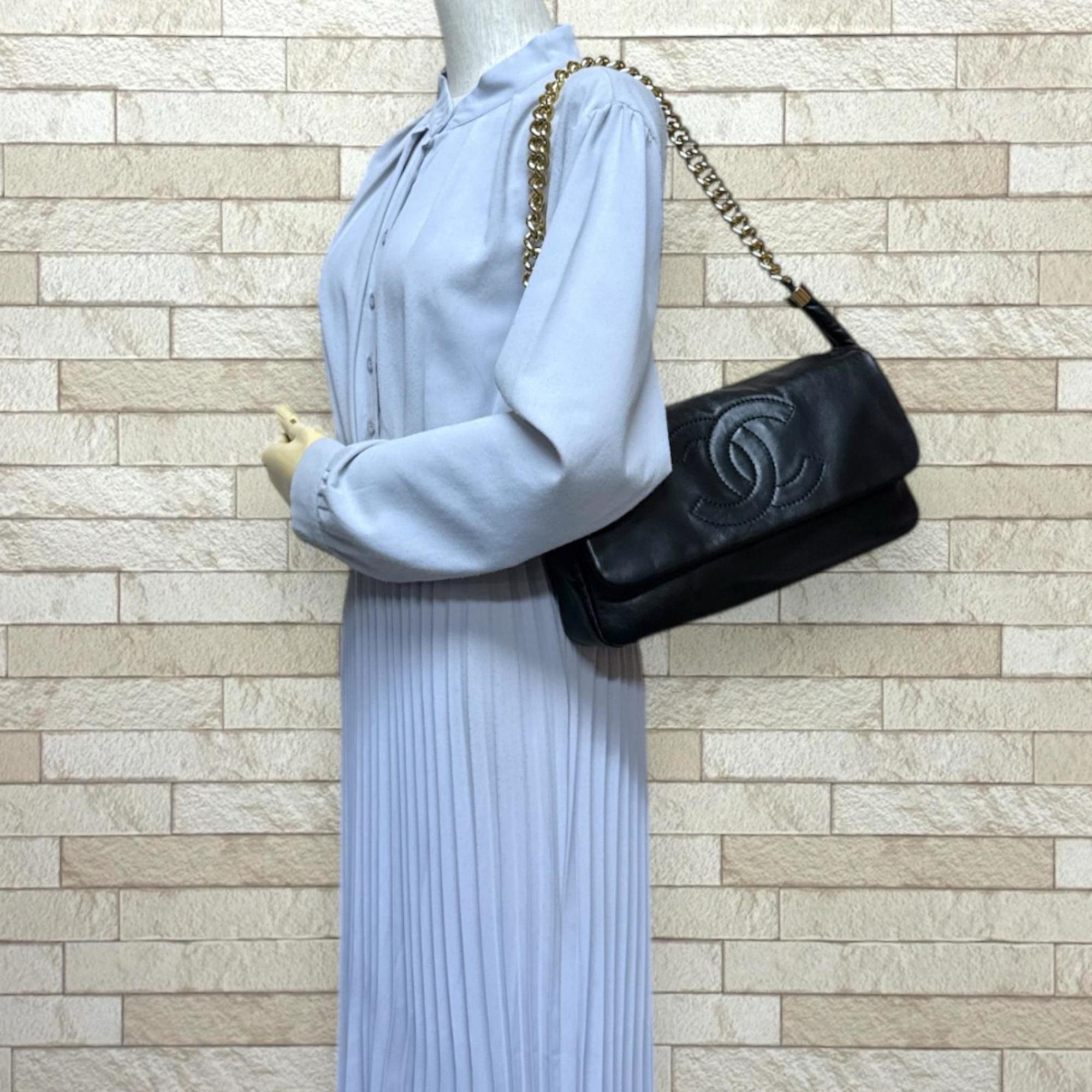 Chanel Black Leather Shoulder Bag (Pre-Owned)