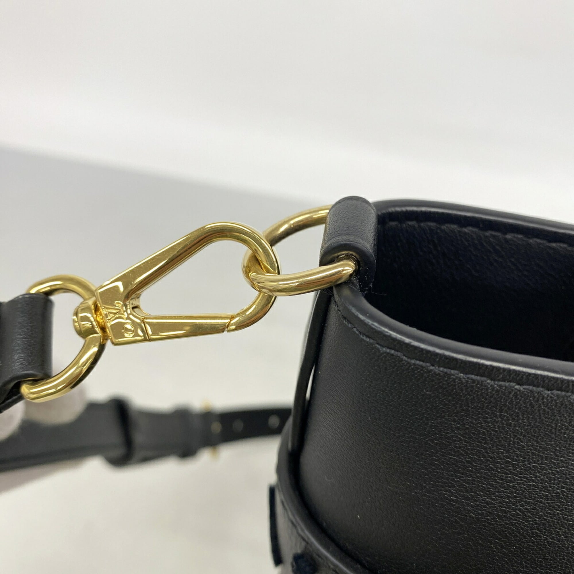 Louis Vuitton Noir Handbag (Pre-Owned)