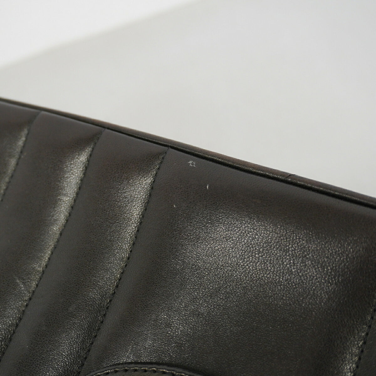 Chanel Black Leather Shoulder Bag (Pre-Owned)