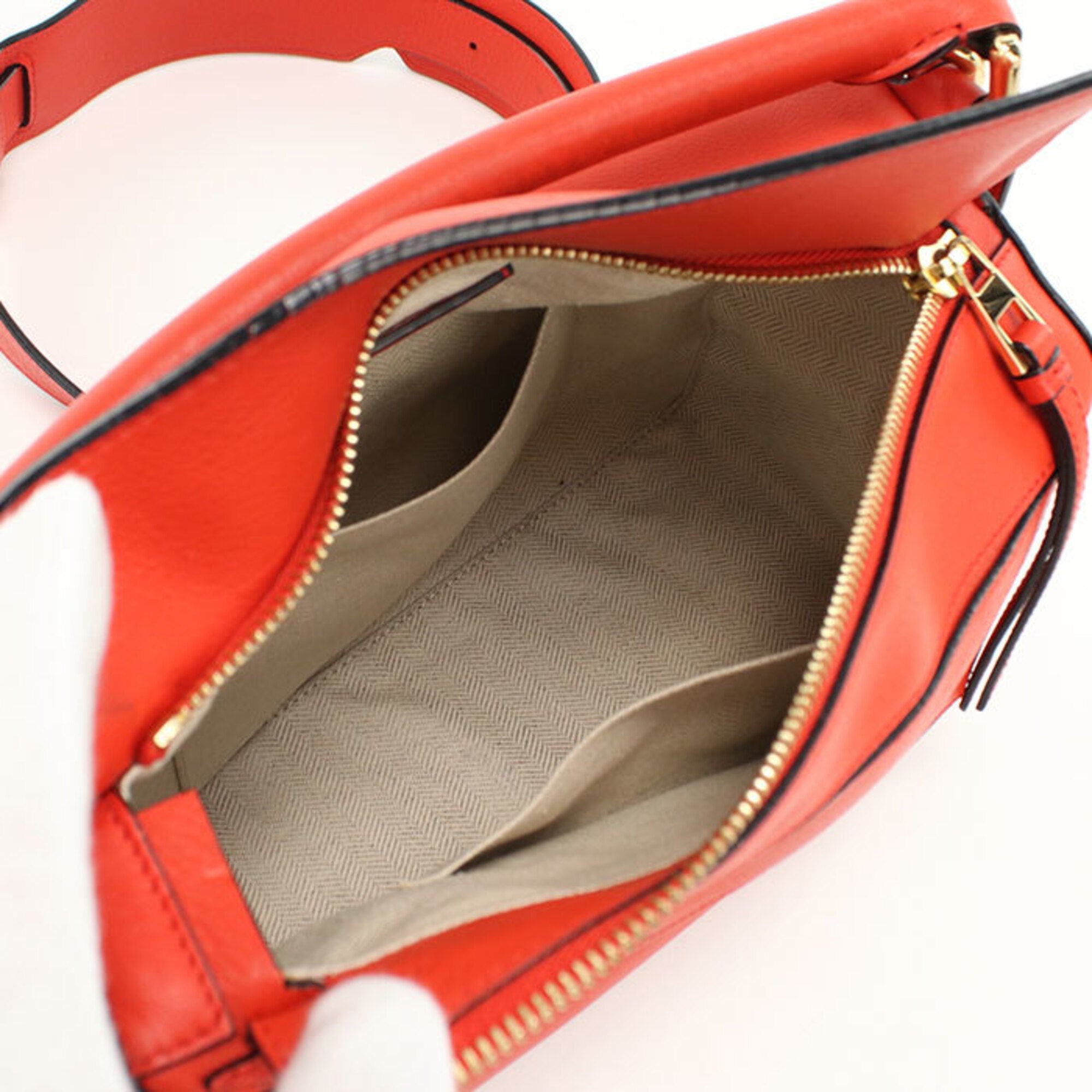 Loewe Red Color Leather Handbag (Pre-Owned)
