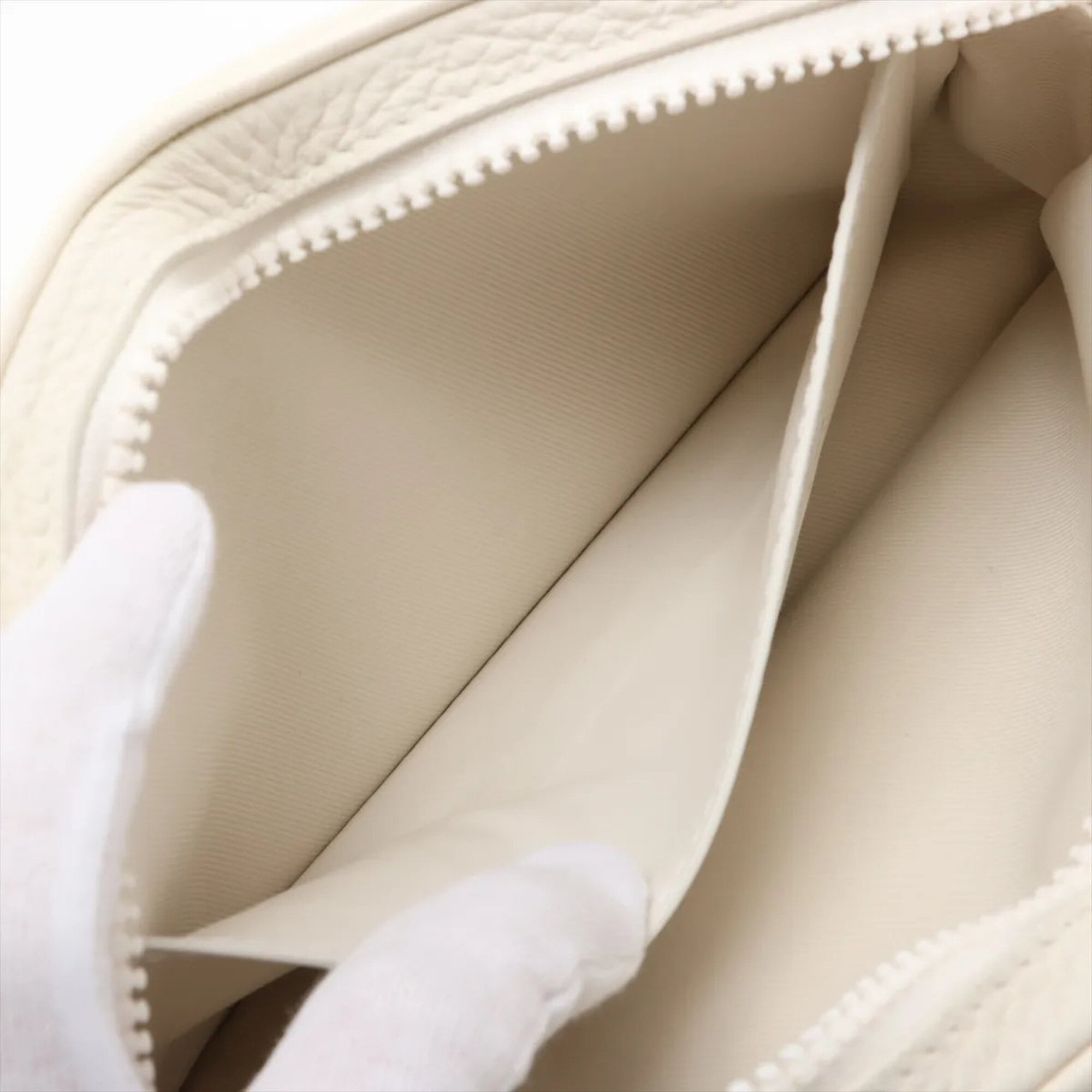 Louis Vuitton White Leather Clutch Bag Pochette (Pre-Owned)