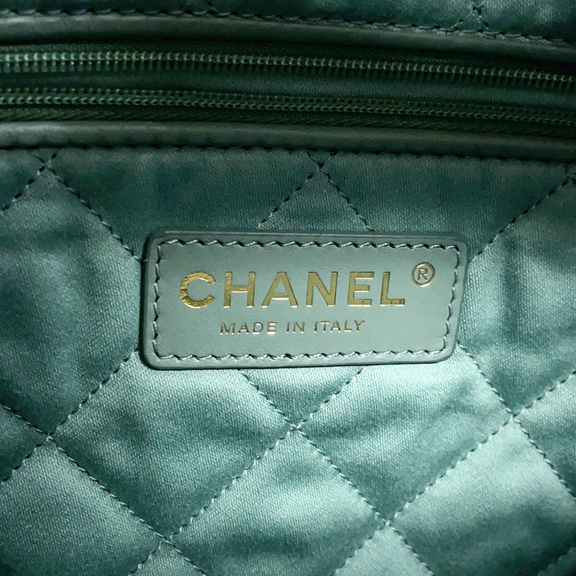 Chanel Matelasse Green Leather Handbag (Pre-Owned)