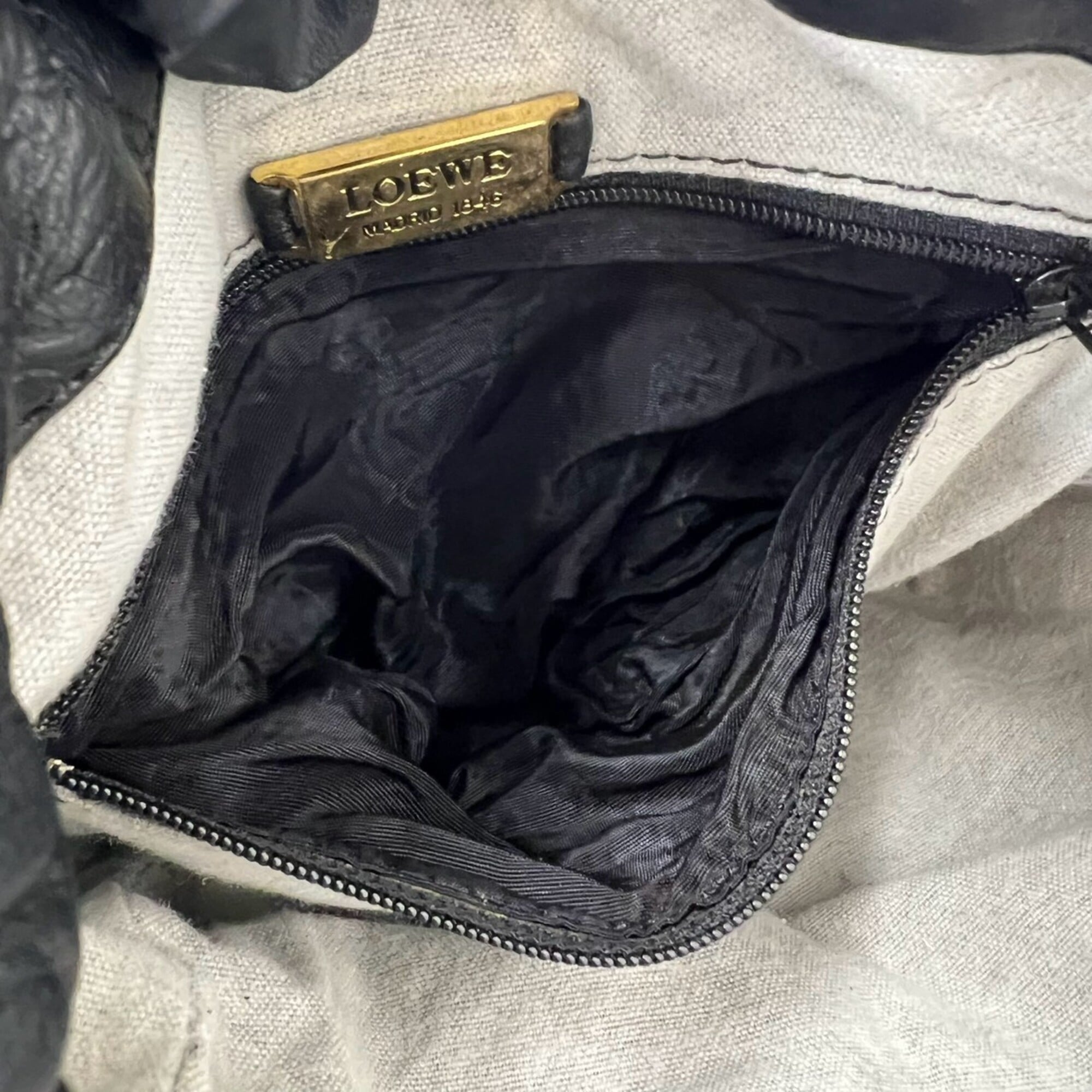 Loewe Black Leather Shoulder Bag (Pre-Owned)