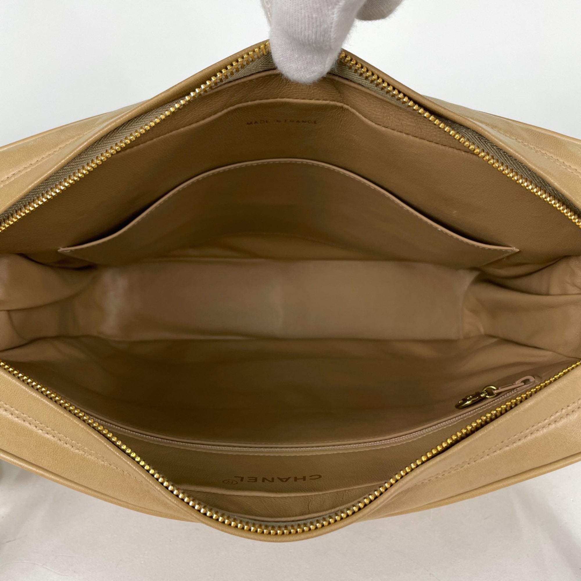 Chanel Beige Leather Shoulder Bag (Pre-Owned)