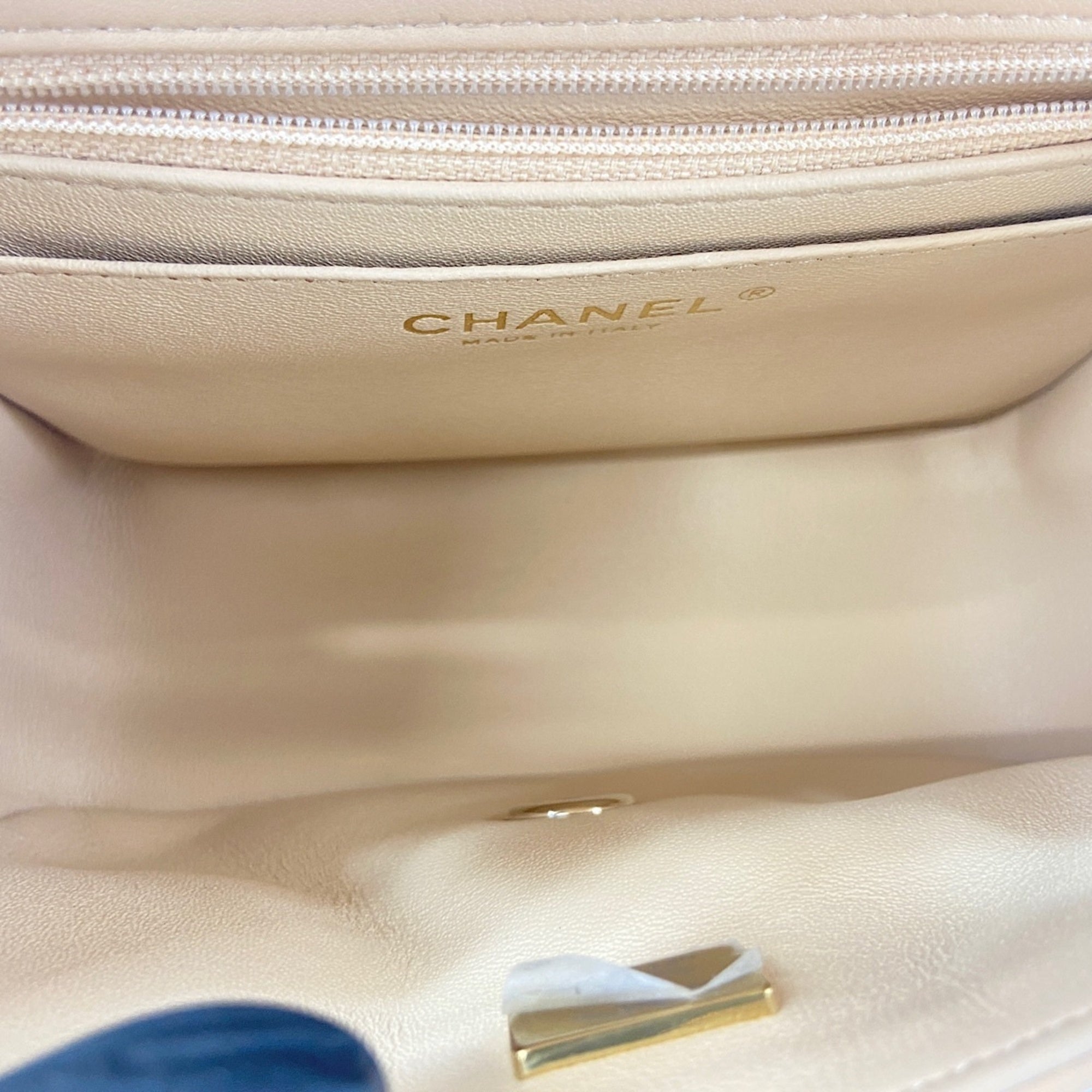 Chanel Beige Shoulder Bag (Pre-Owned)