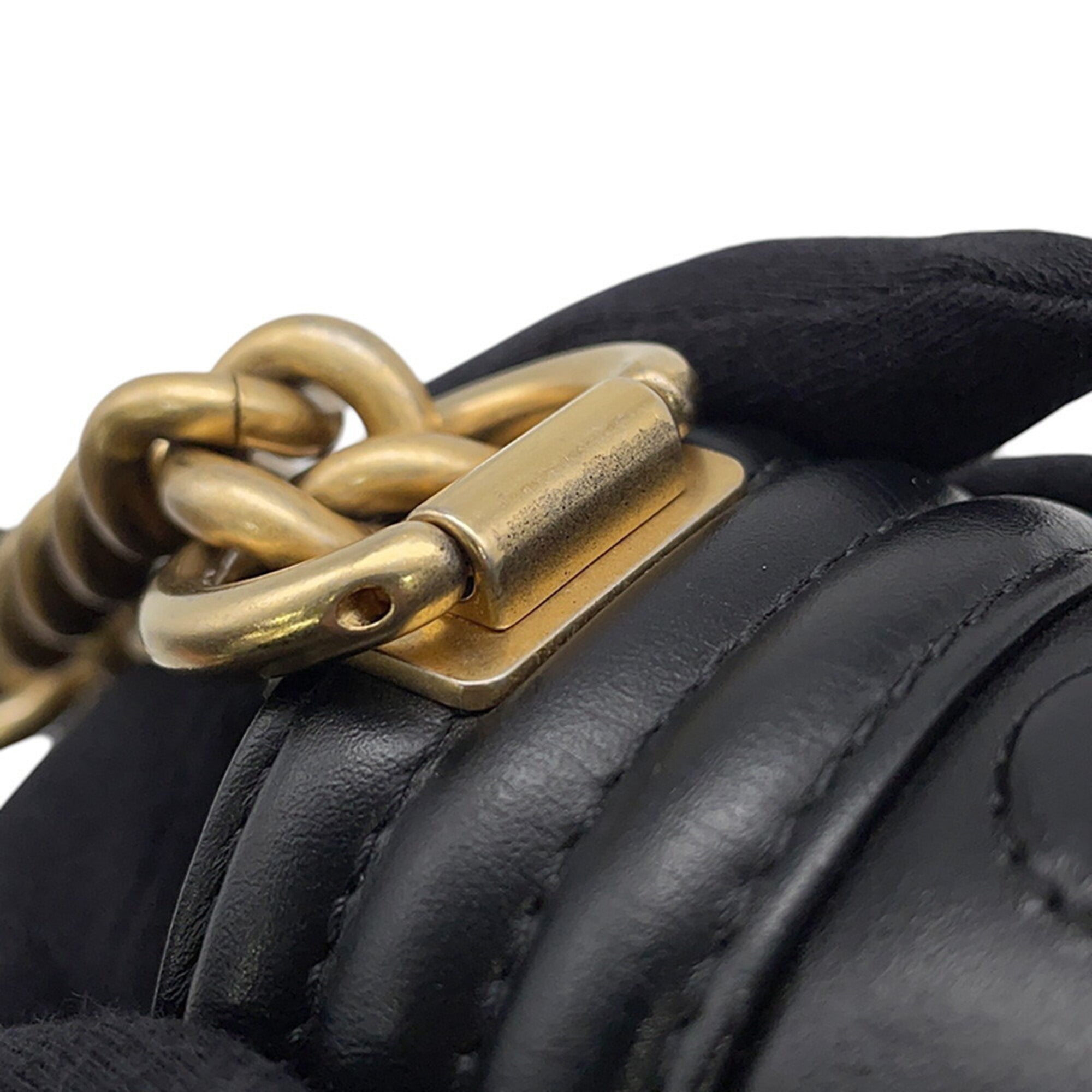 Chanel Black Leather Shoulder Bag (Pre-Owned)