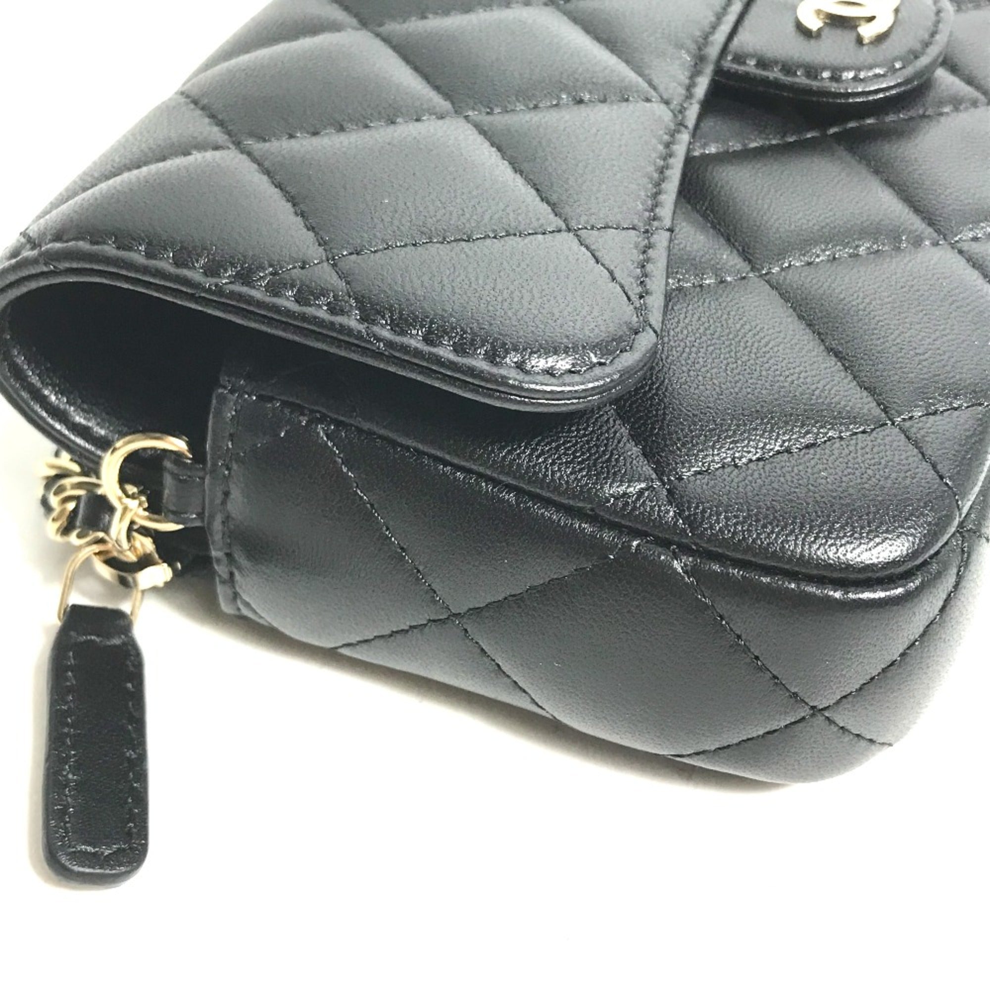 Chanel Black Leather Shoulder Bag (Pre-Owned)