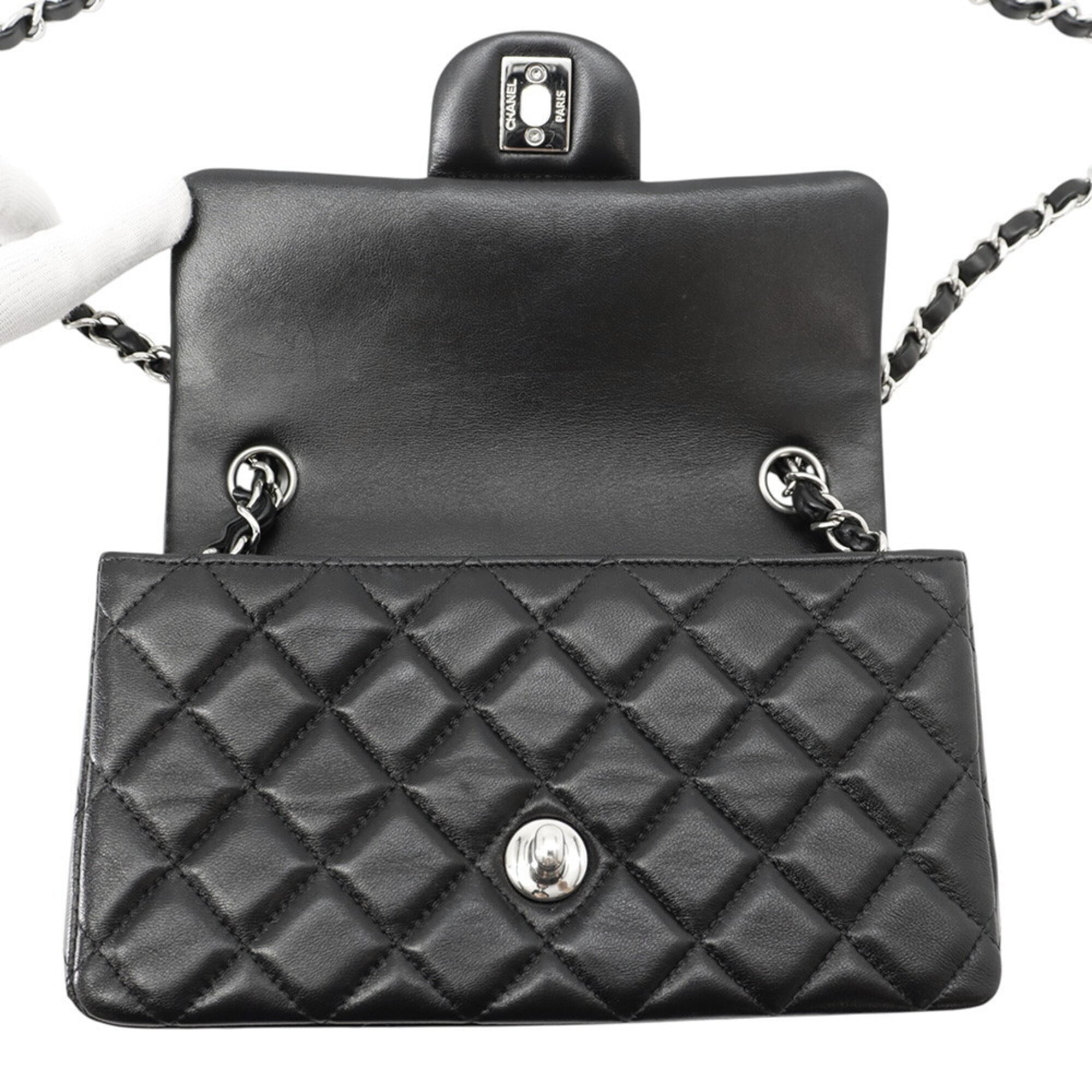 Chanel Black Leather Shoulder Bag (Pre-Owned)