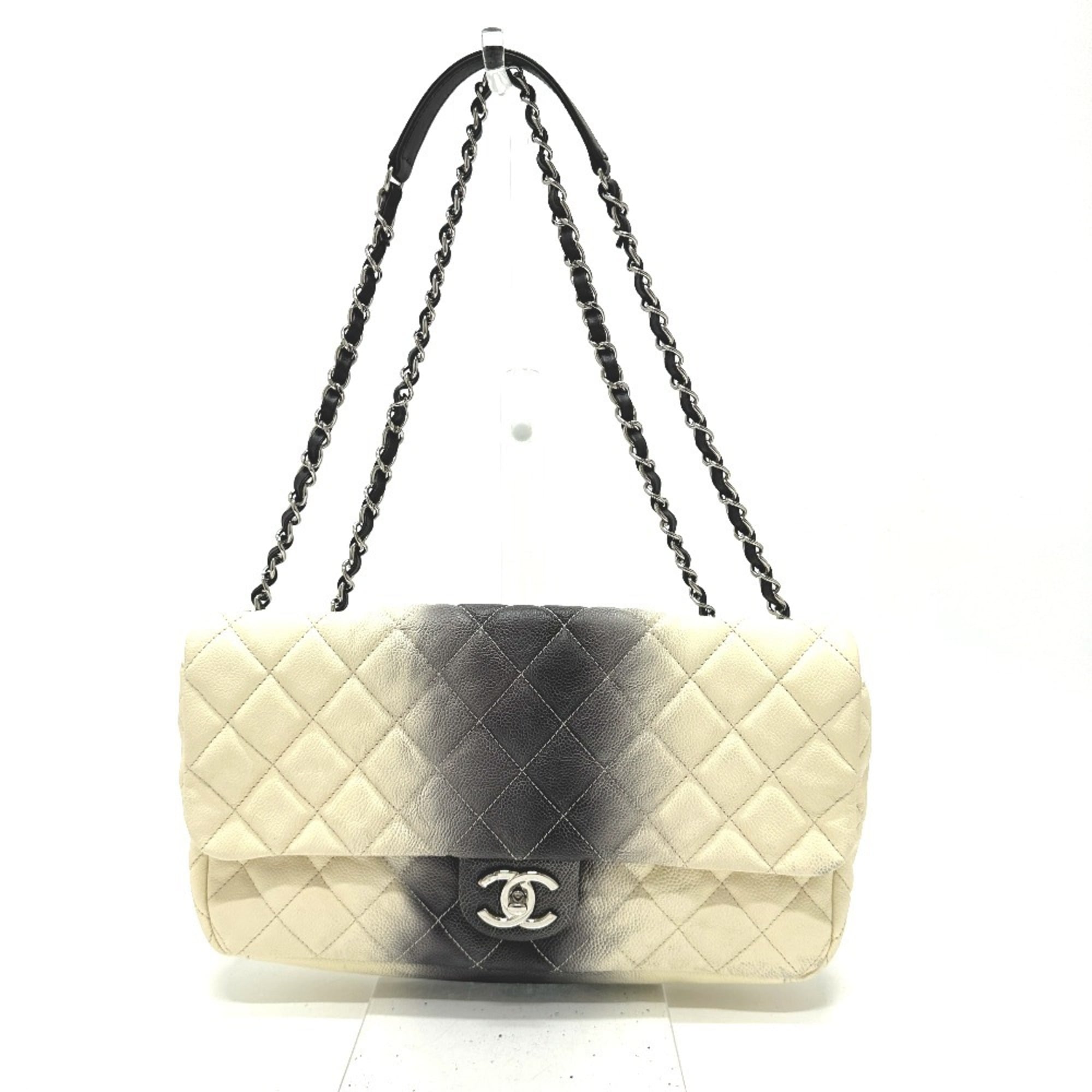 Chanel White Grained Calfskin Shoulder Bag (Pre-Owned)