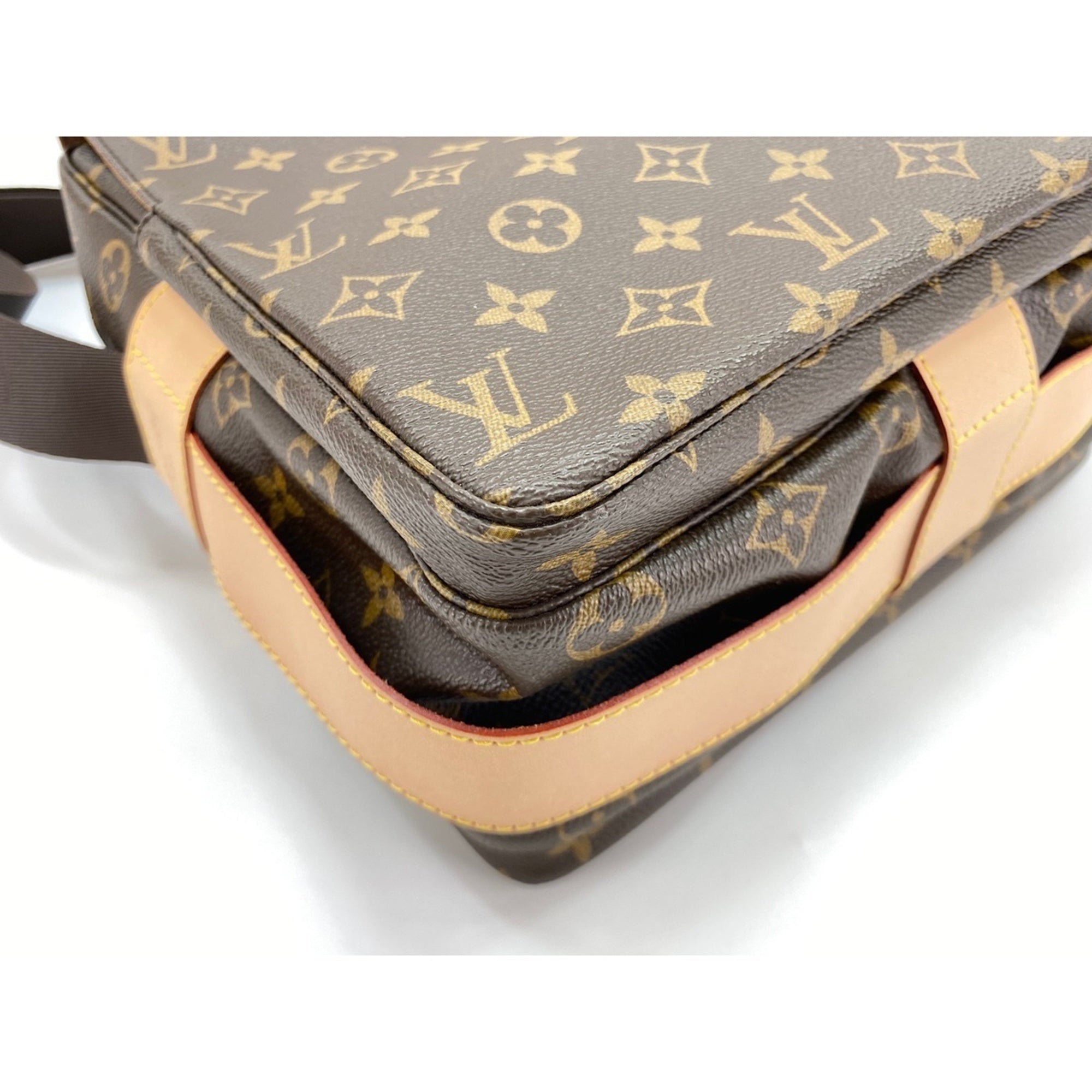 Louis Vuitton Brown Shoulder Bag (Pre-Owned)