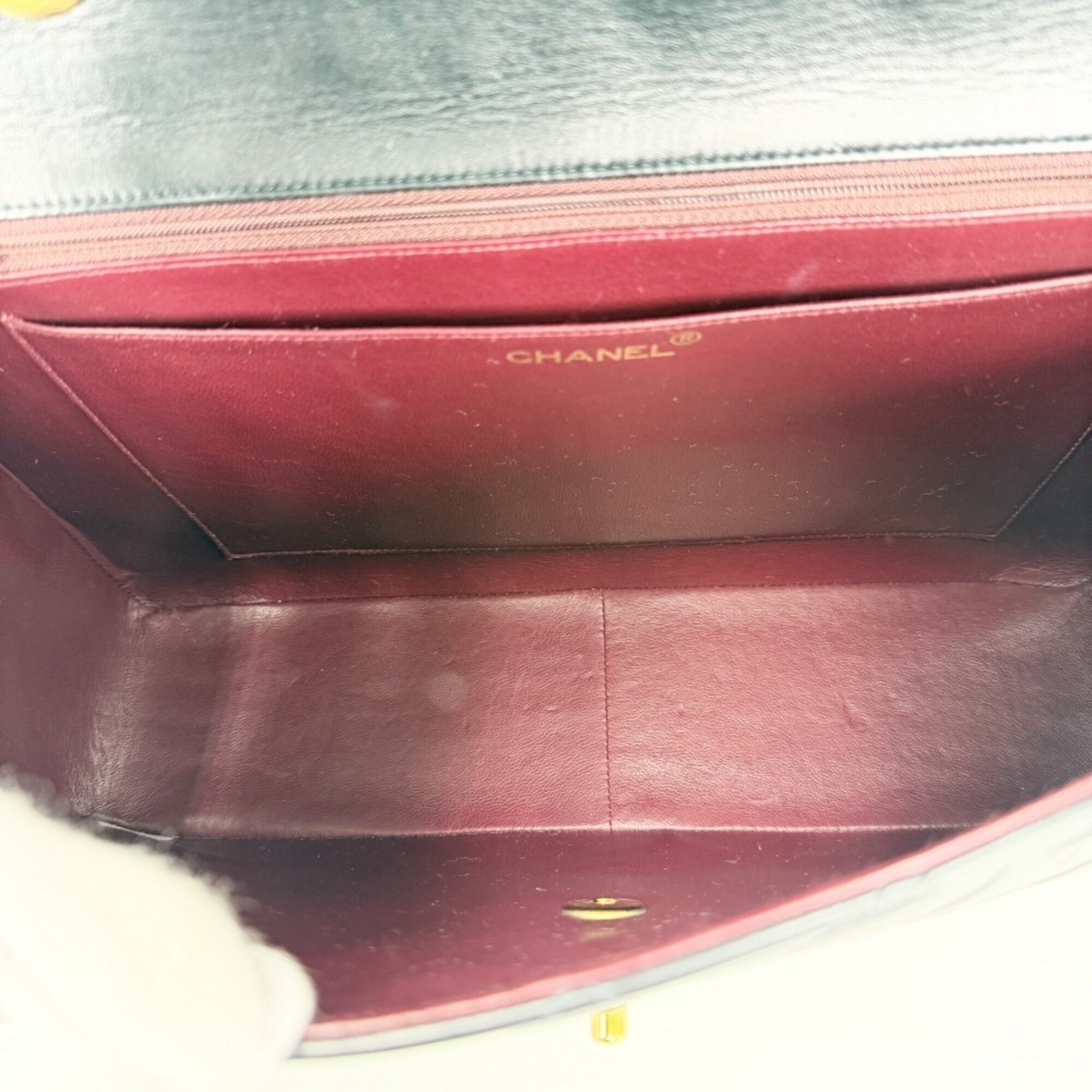 Chanel Black Leather Shoulder Bag (Pre-Owned)