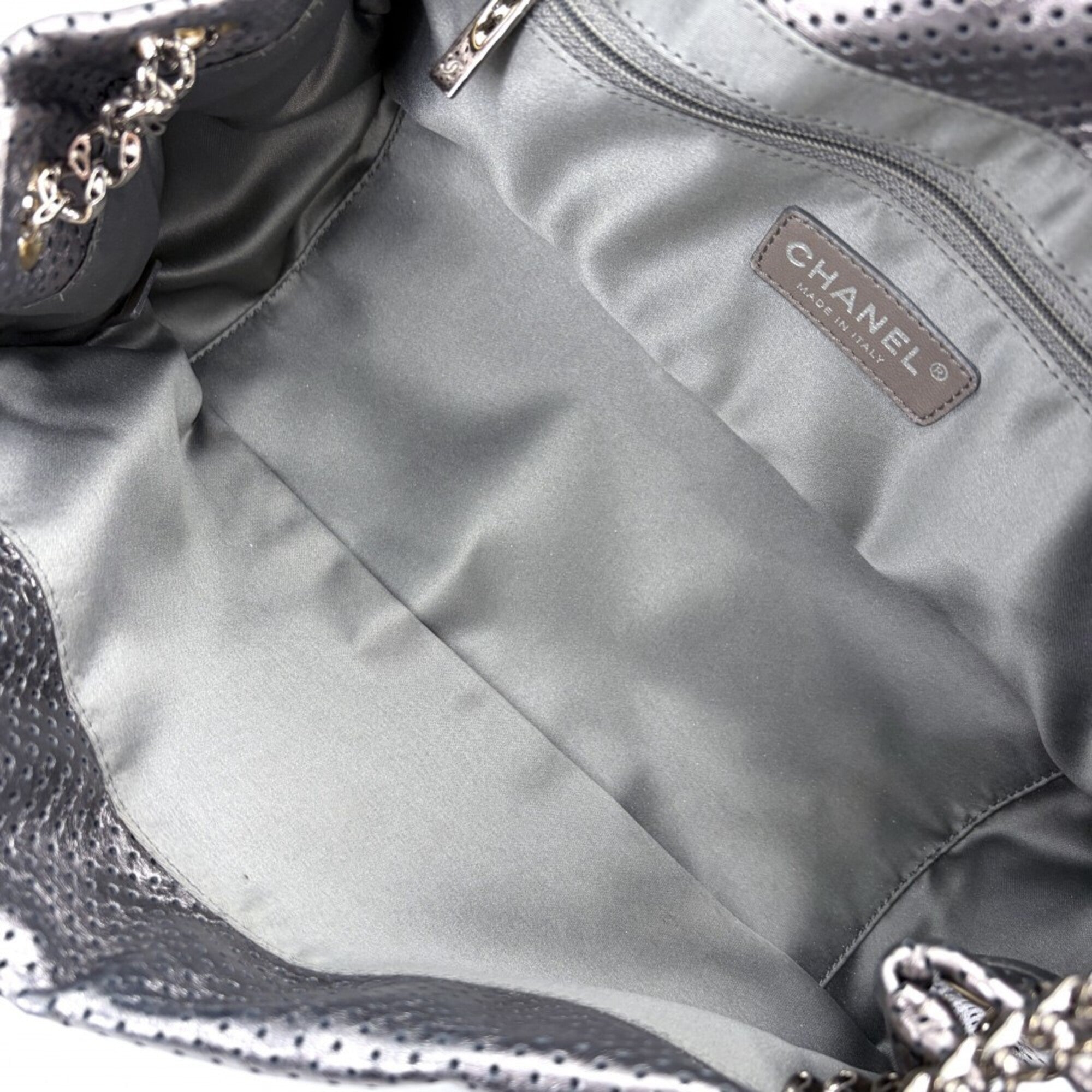 Chanel Silver Leather Handbag Shoulder Bag (Pre-Owned)