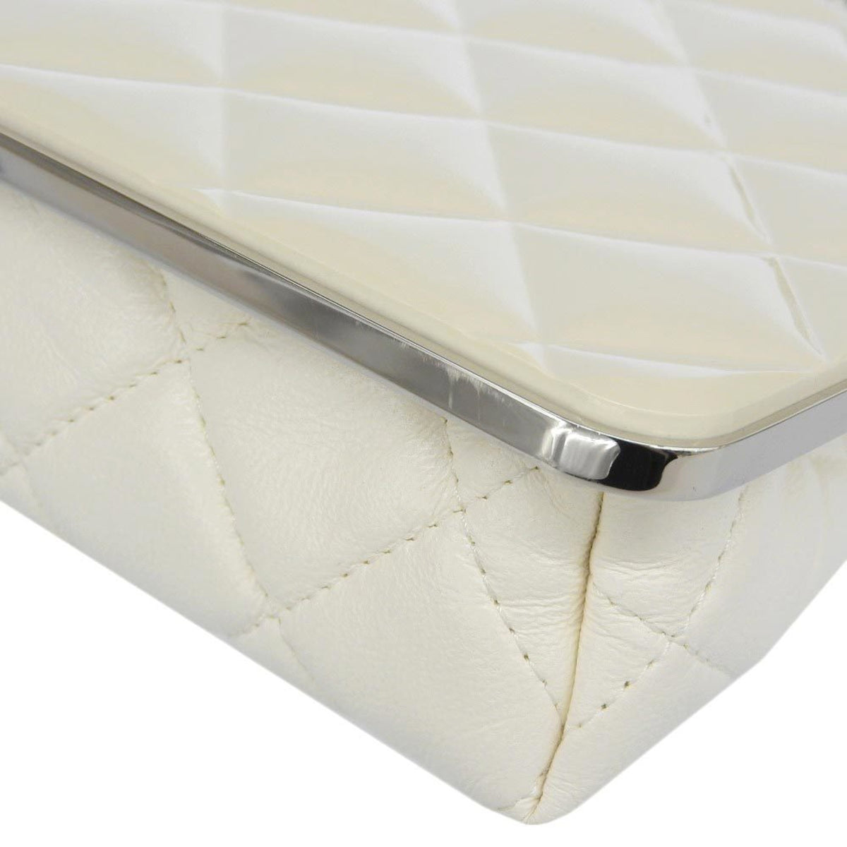 Chanel White Leather Shoulder Bag (Pre-Owned)