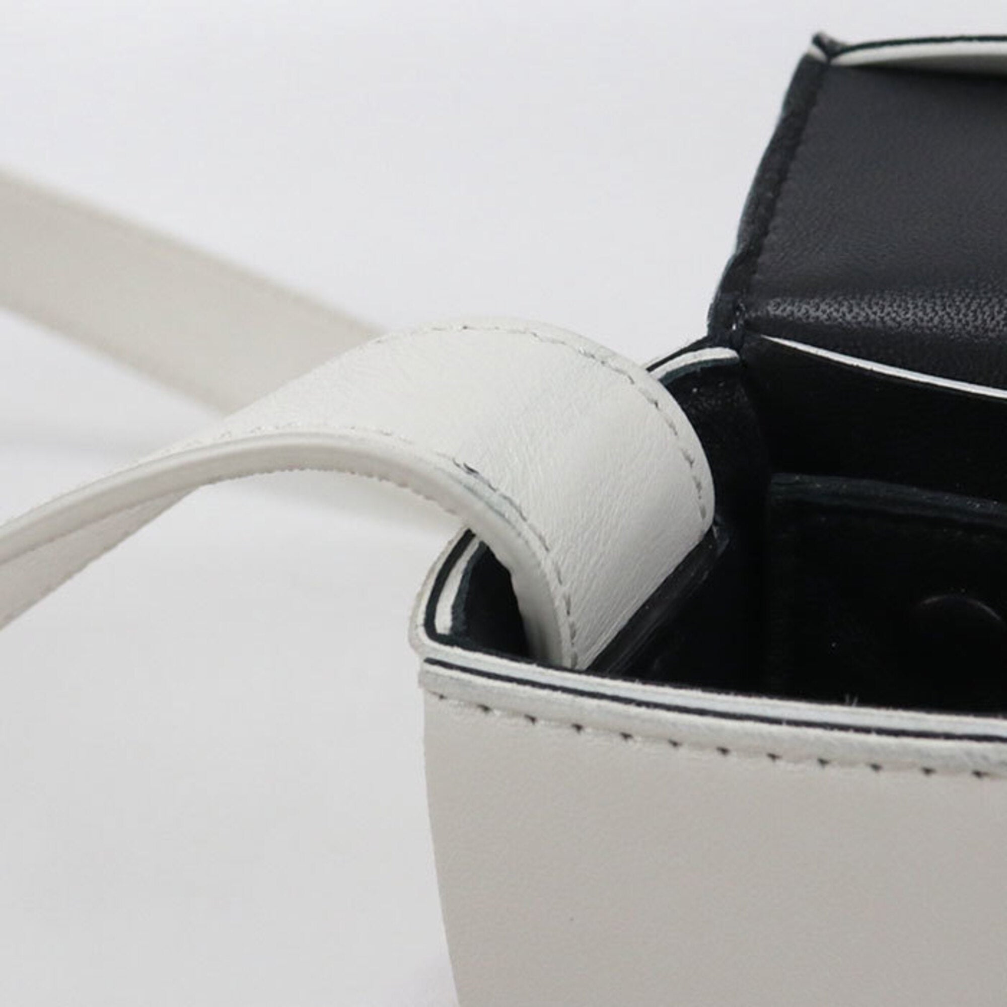 Bottega Veneta White Leather Shoulder Bag (Pre-Owned)
