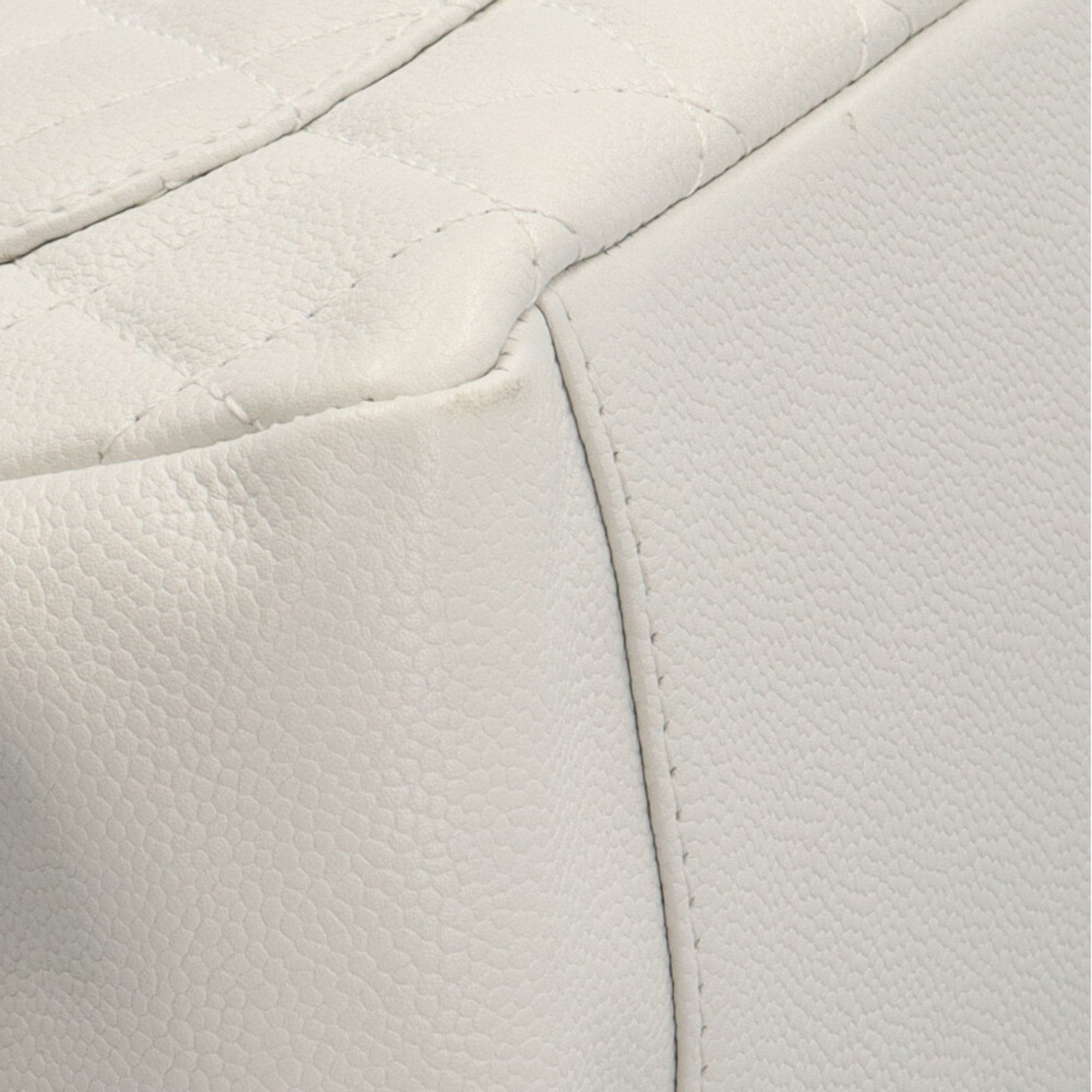 Chanel White Caviar Leather Shoulder Bag (Pre-Owned)
