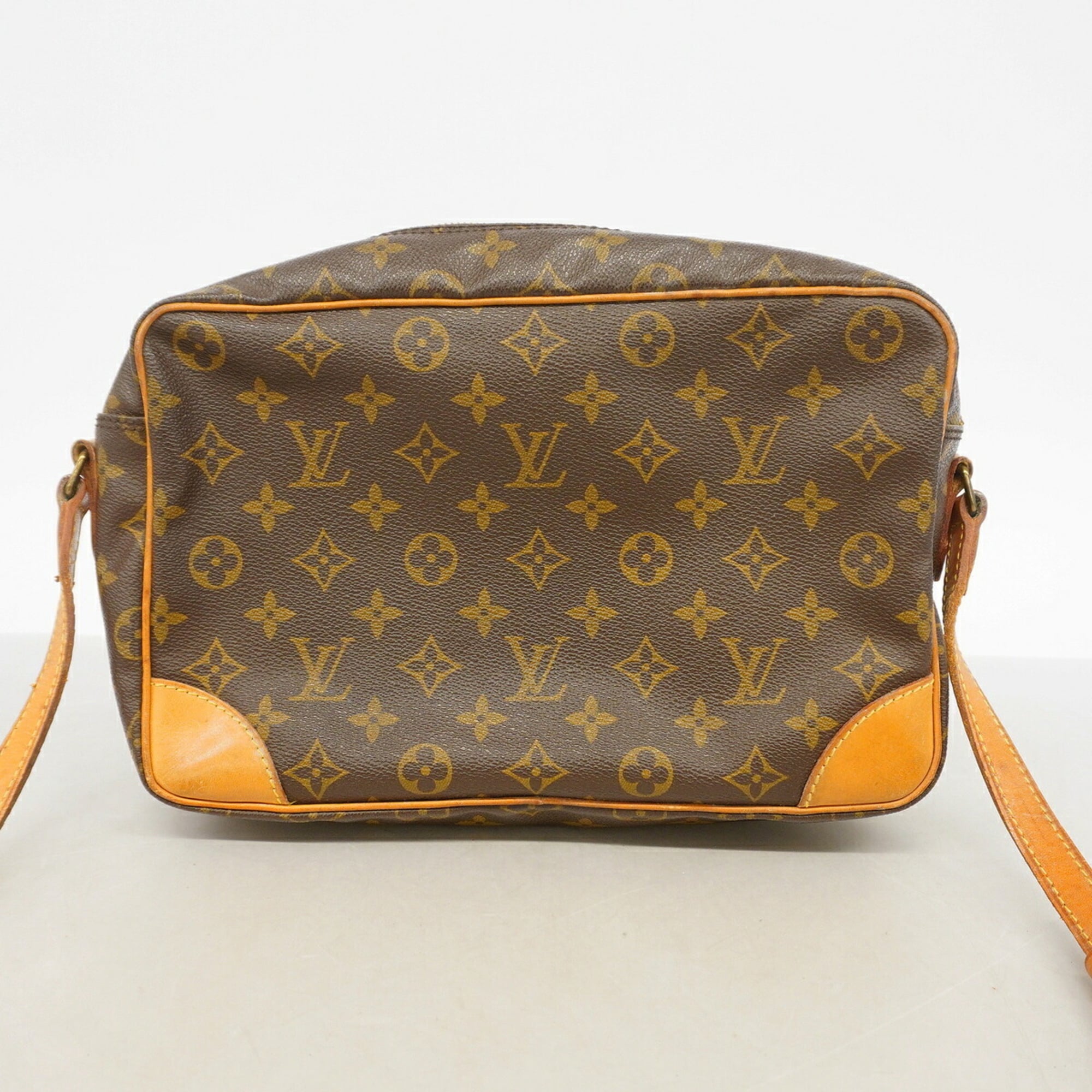 Louis Vuitton Brown Shoulder Bag (Pre-Owned)