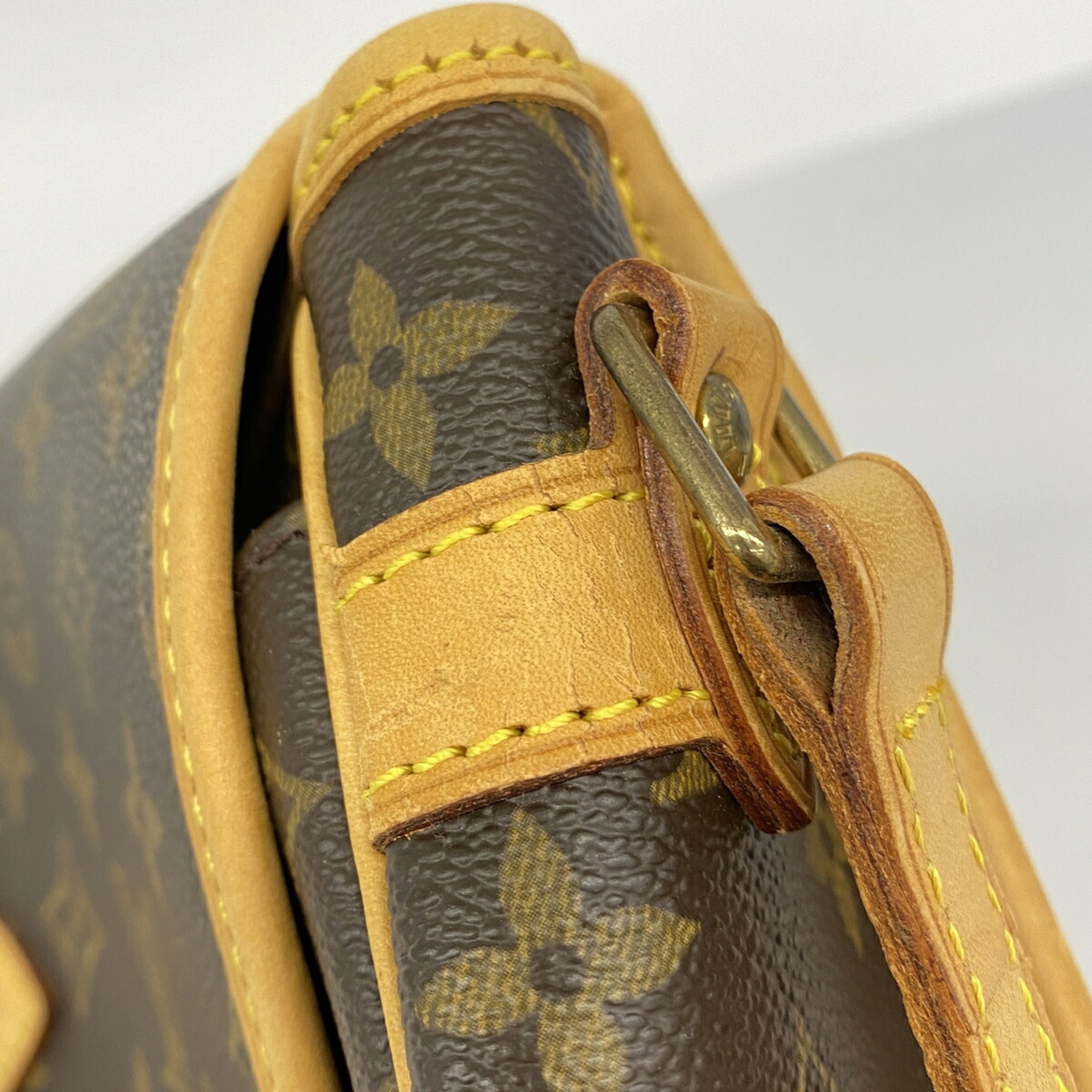 Louis Vuitton Brown Shoulder Bag (Pre-Owned)