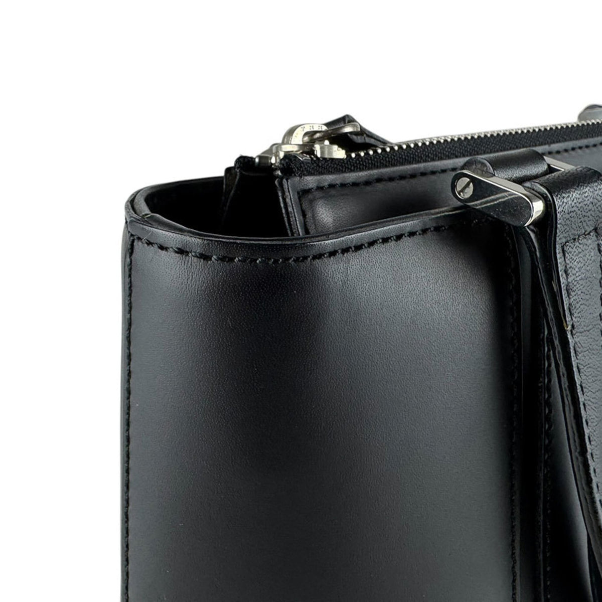 Burberry Black Leather Handbag (Pre-Owned)