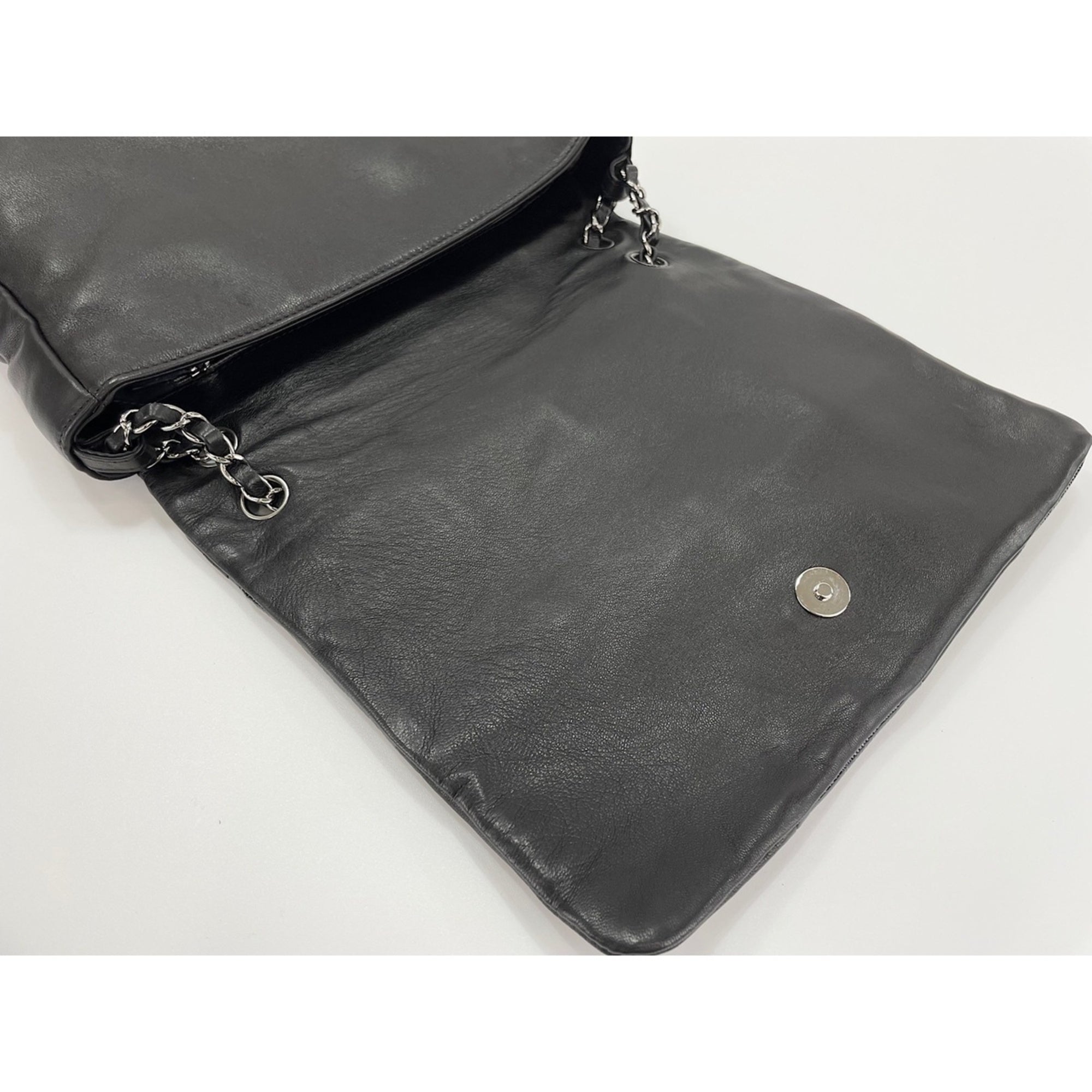 Chanel Black Leather Shoulder Bag (Pre-Owned)