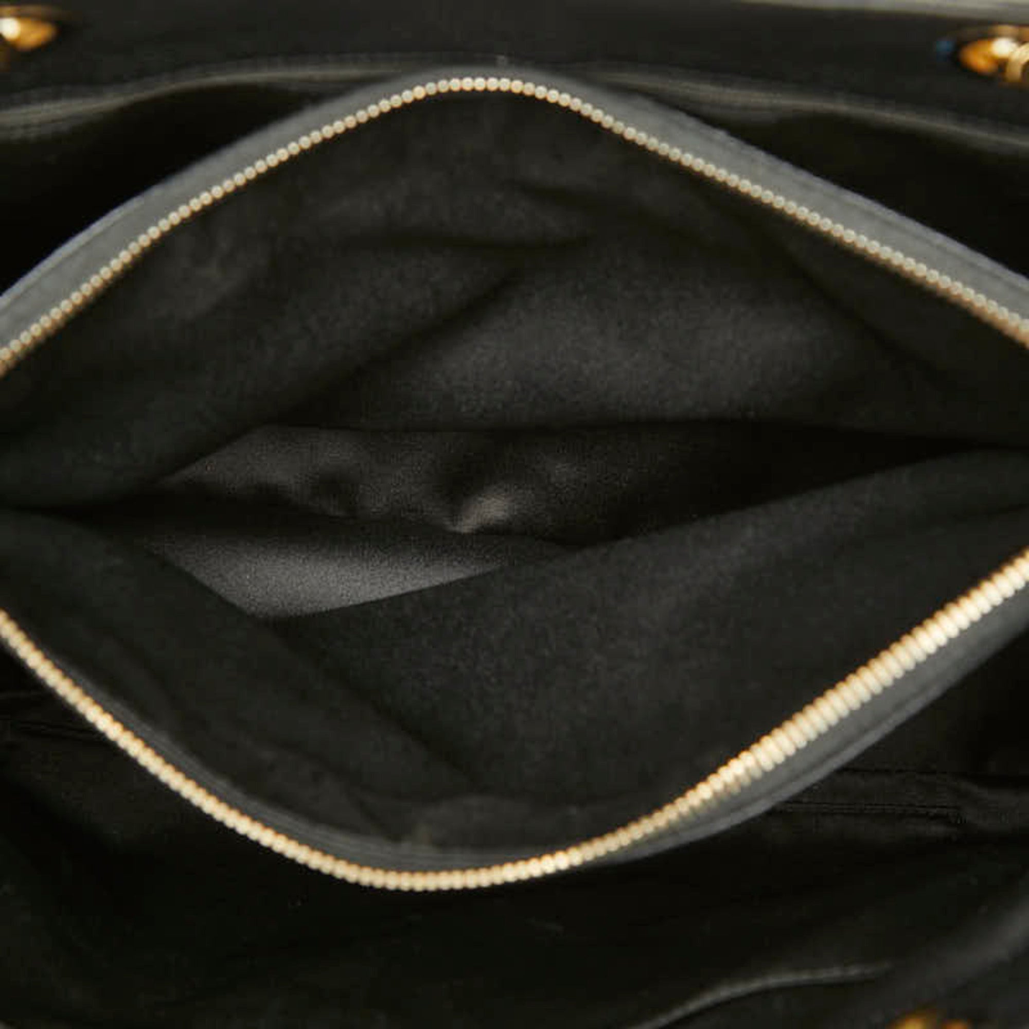 Chanel Black Grained Calfskin Shoulder Bag (Pre-Owned)