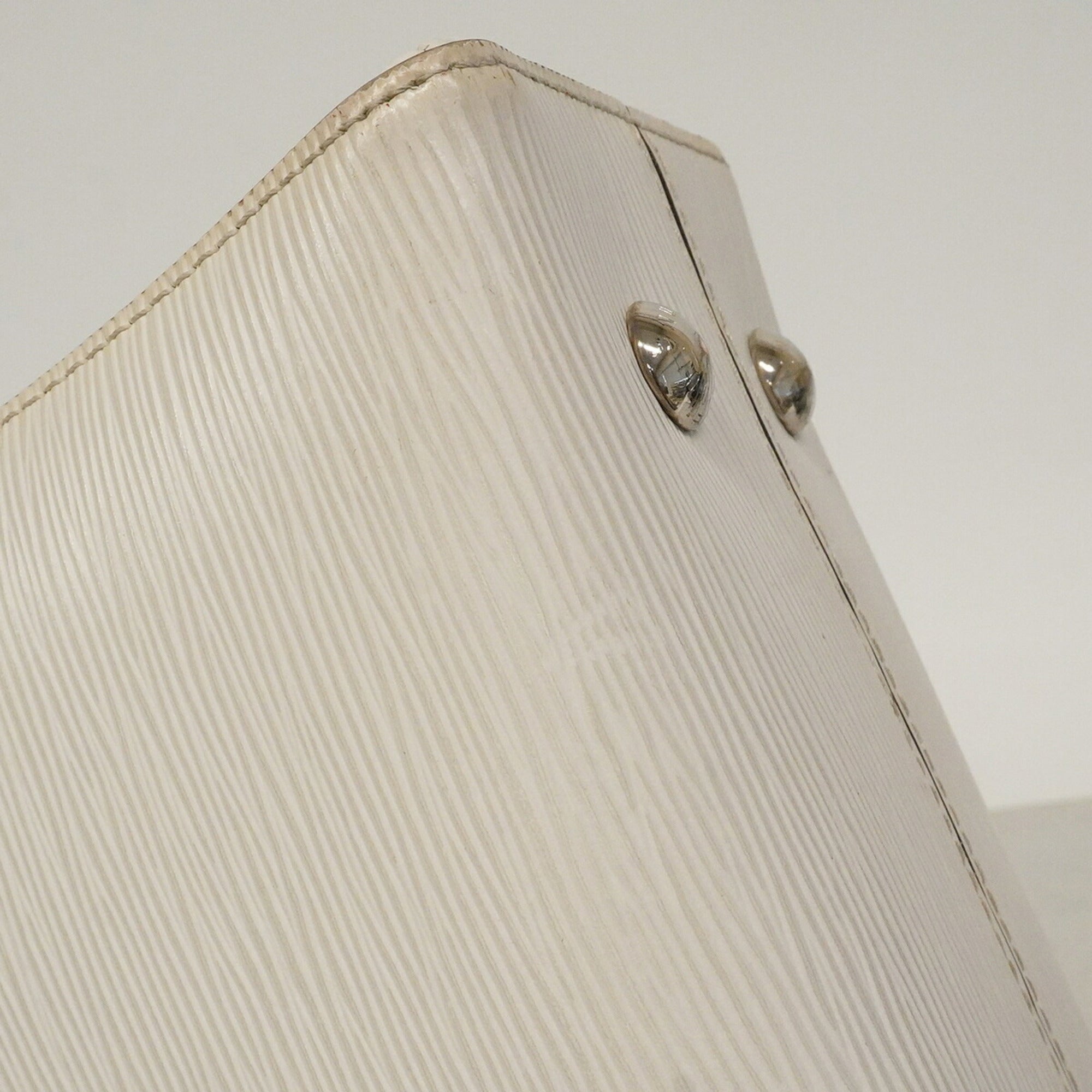Louis Vuitton Blanc Handbag (Pre-Owned)