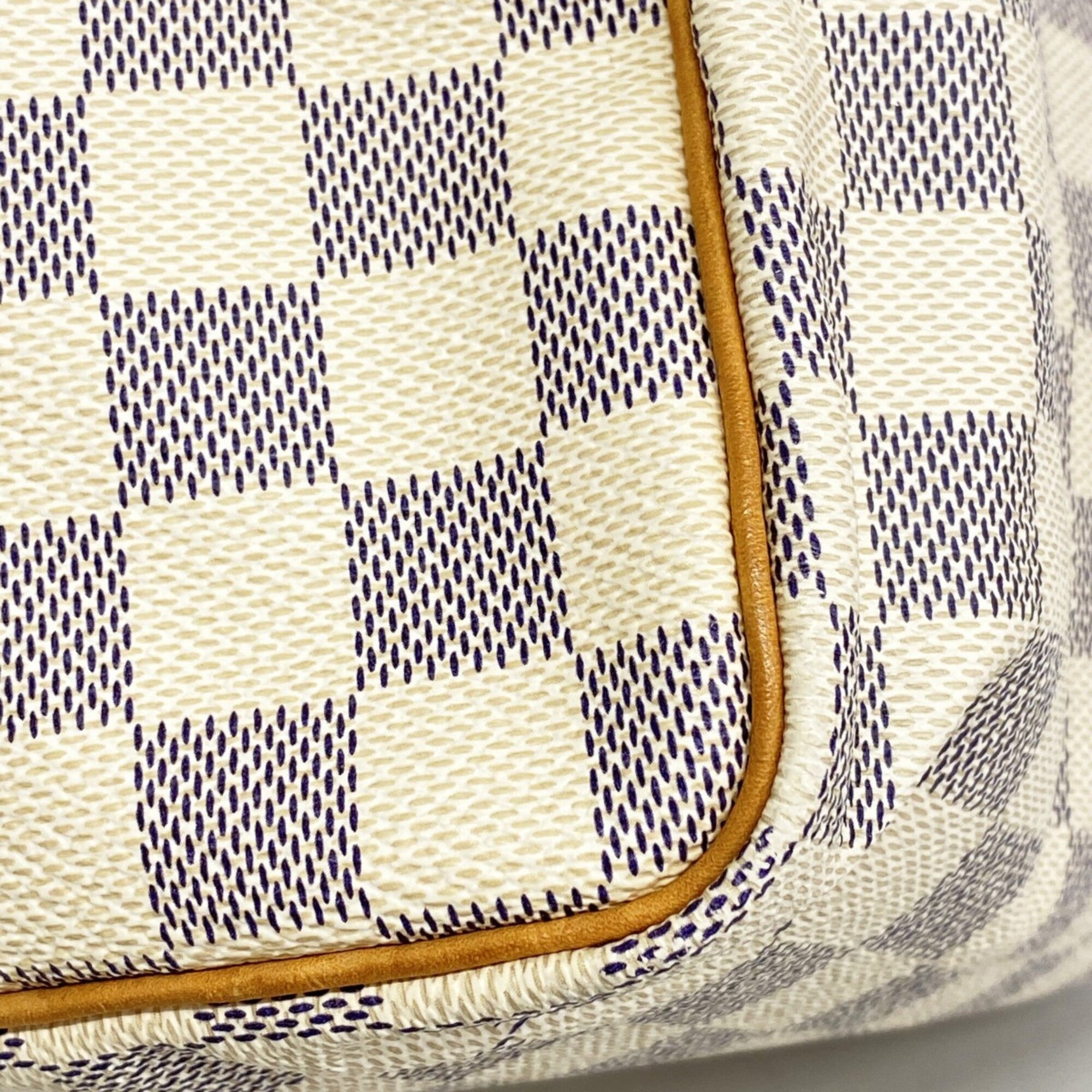 Louis Vuitton White Handbag (Pre-Owned)
