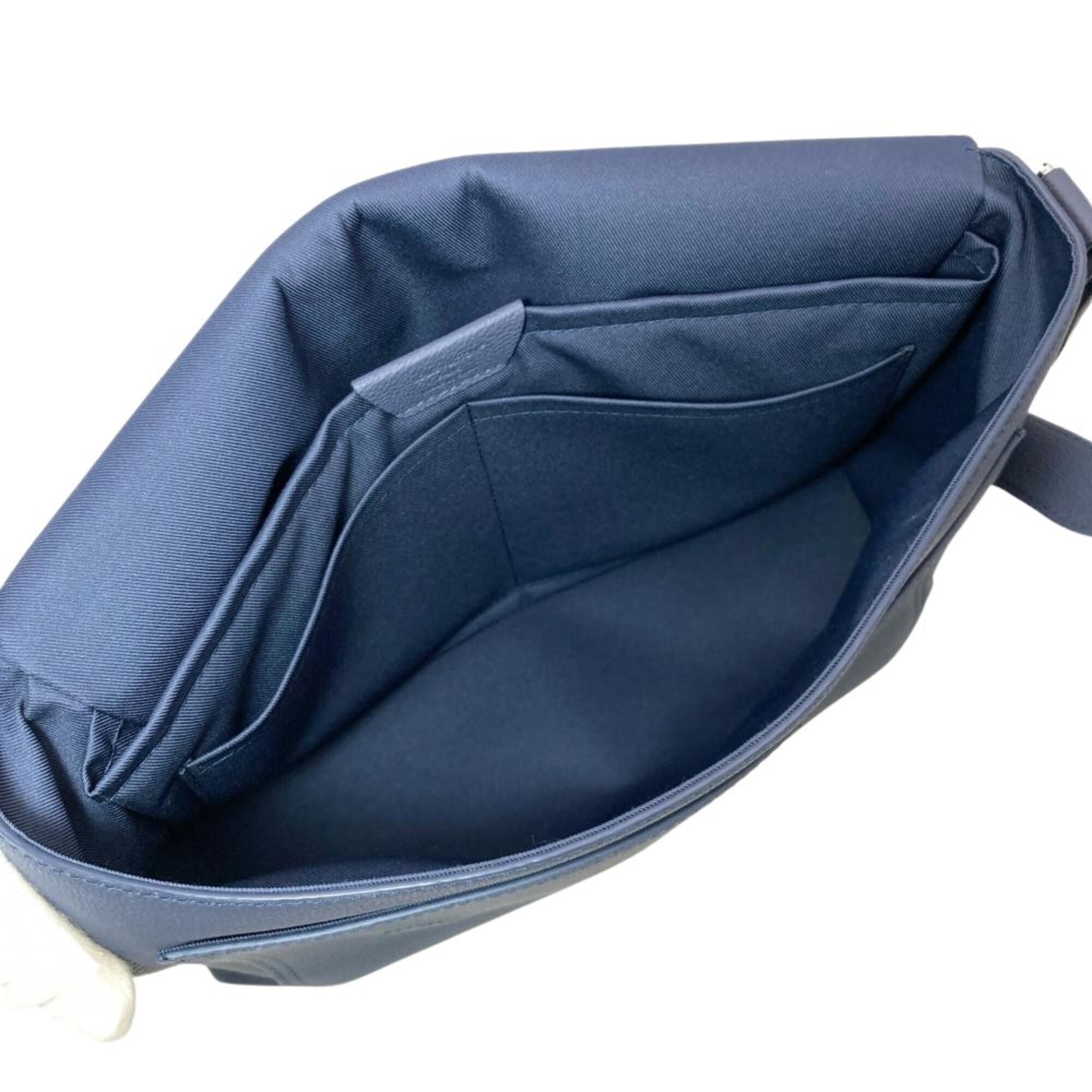 Louis Vuitton Blue Navy Shoulder Bag (Pre-Owned)