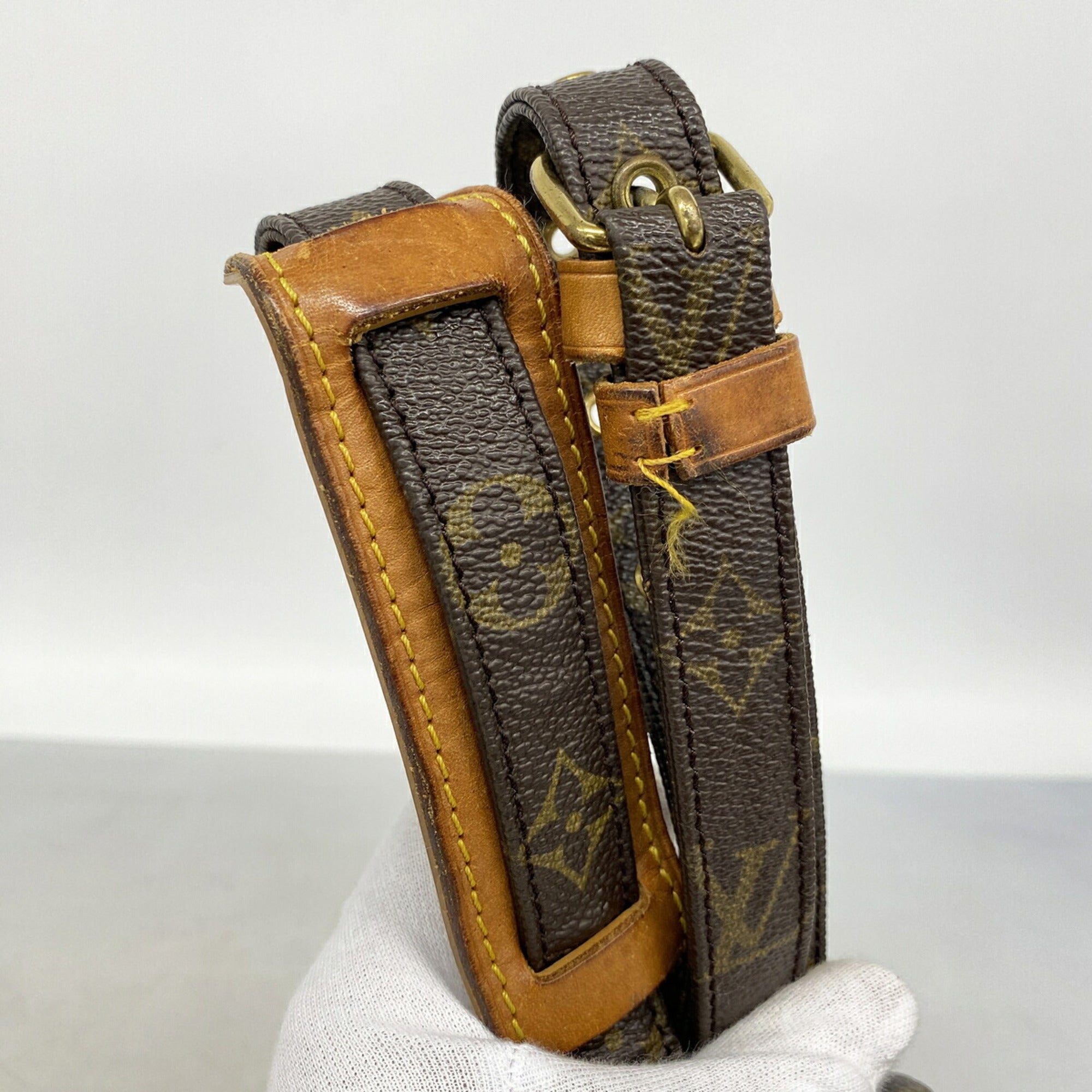 Louis Vuitton Brown Shoulder Bag (Pre-Owned)