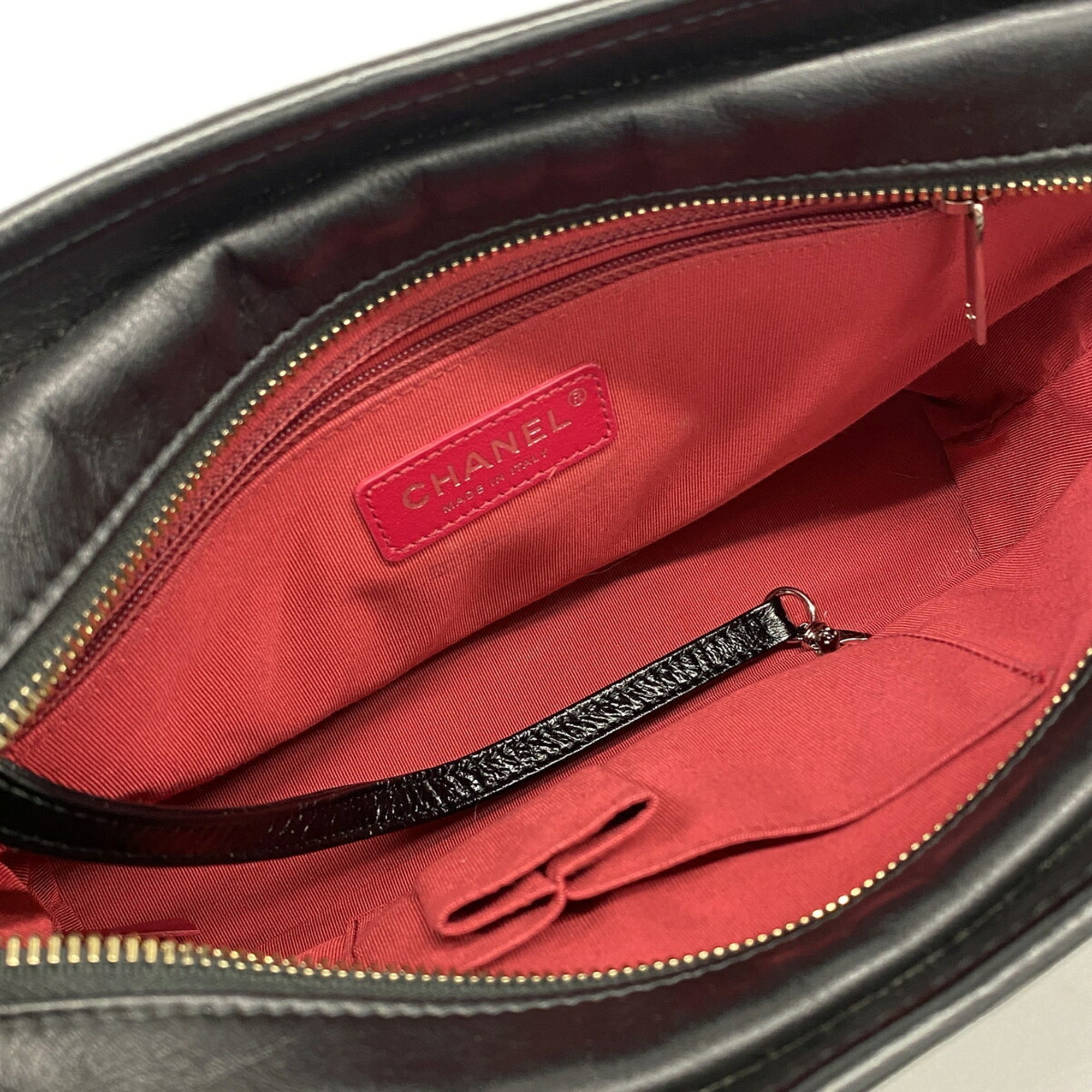 Chanel Black Leather Shoulder Bag (Pre-Owned)