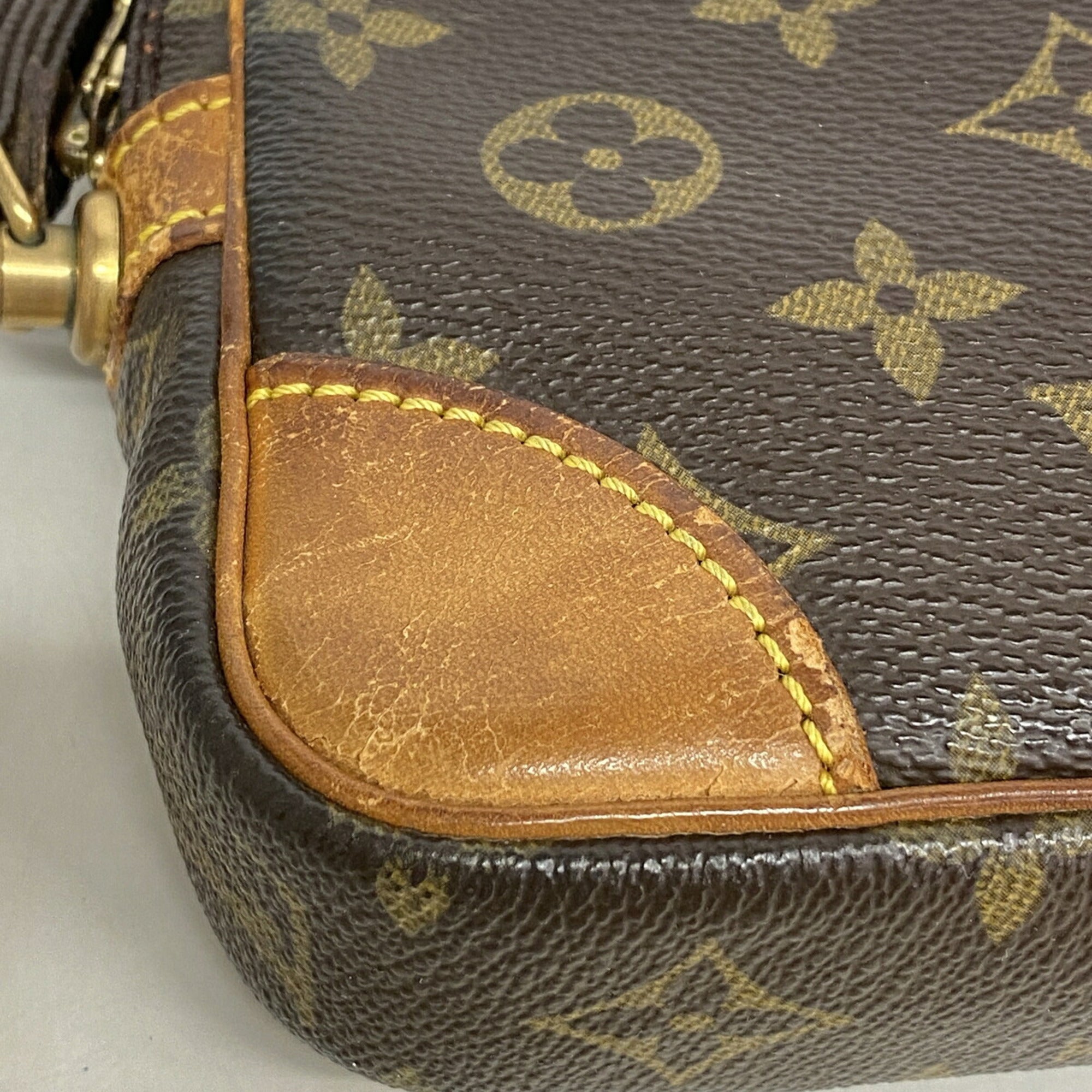 Louis Vuitton Brown Clutch Bag (Pre-Owned)