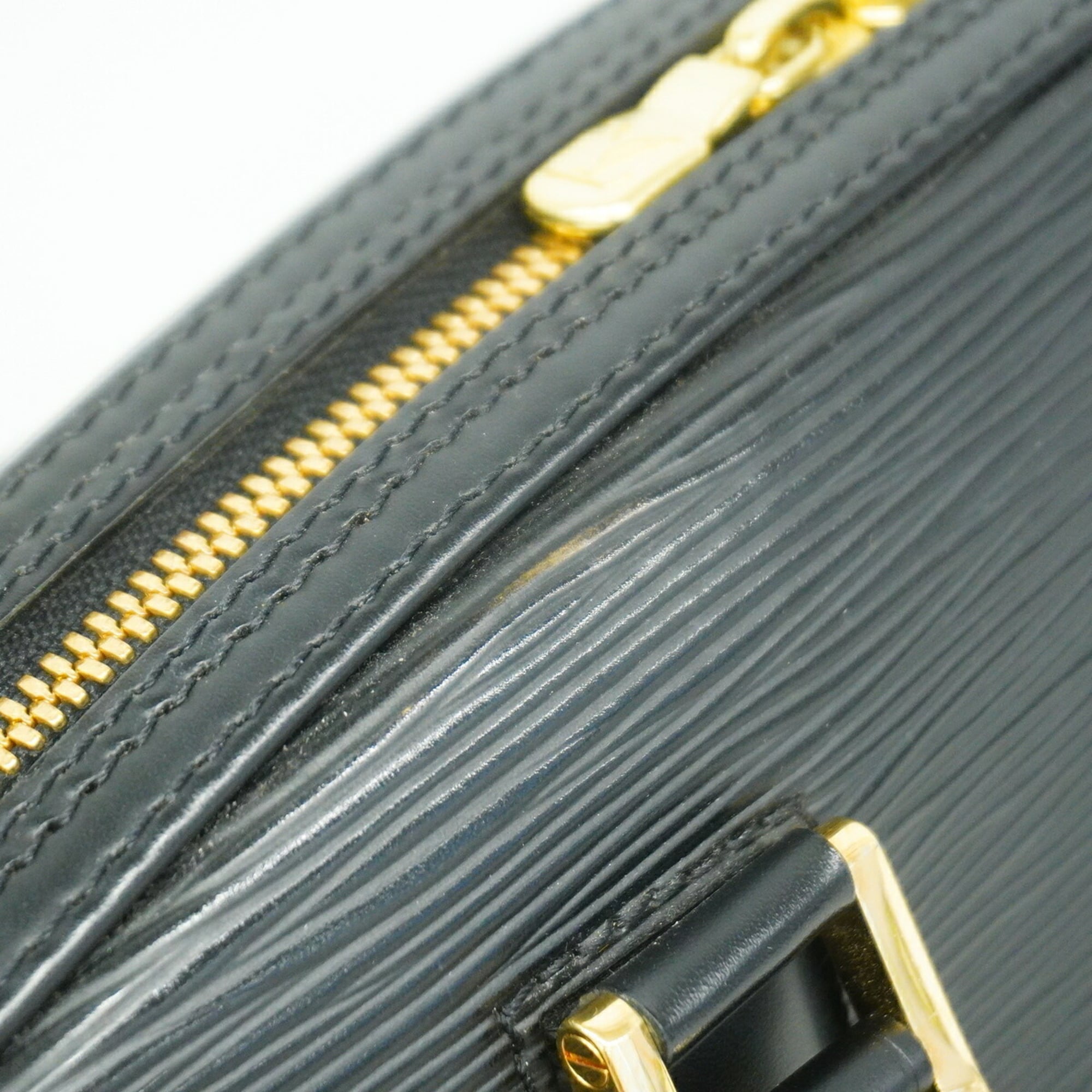 Louis Vuitton Noir Handbag (Pre-Owned)