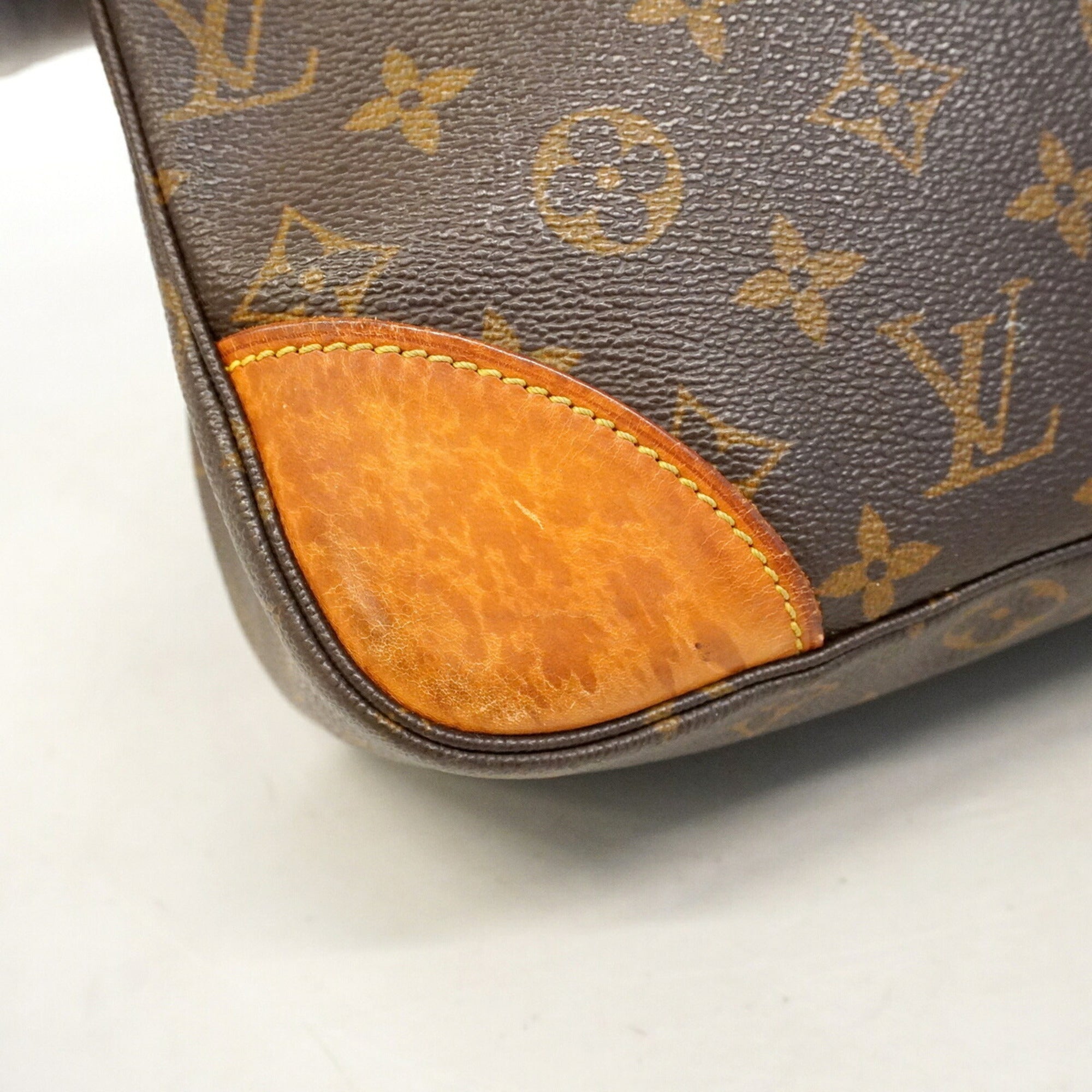 Louis Vuitton Brown Shoulder Bag (Pre-Owned)