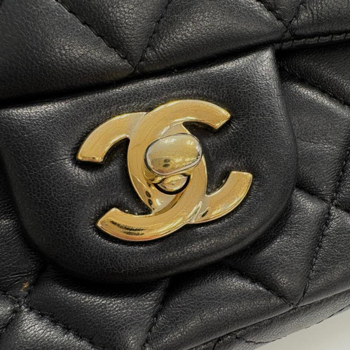 Chanel Black Leather Shoulder Bag (Pre-Owned)