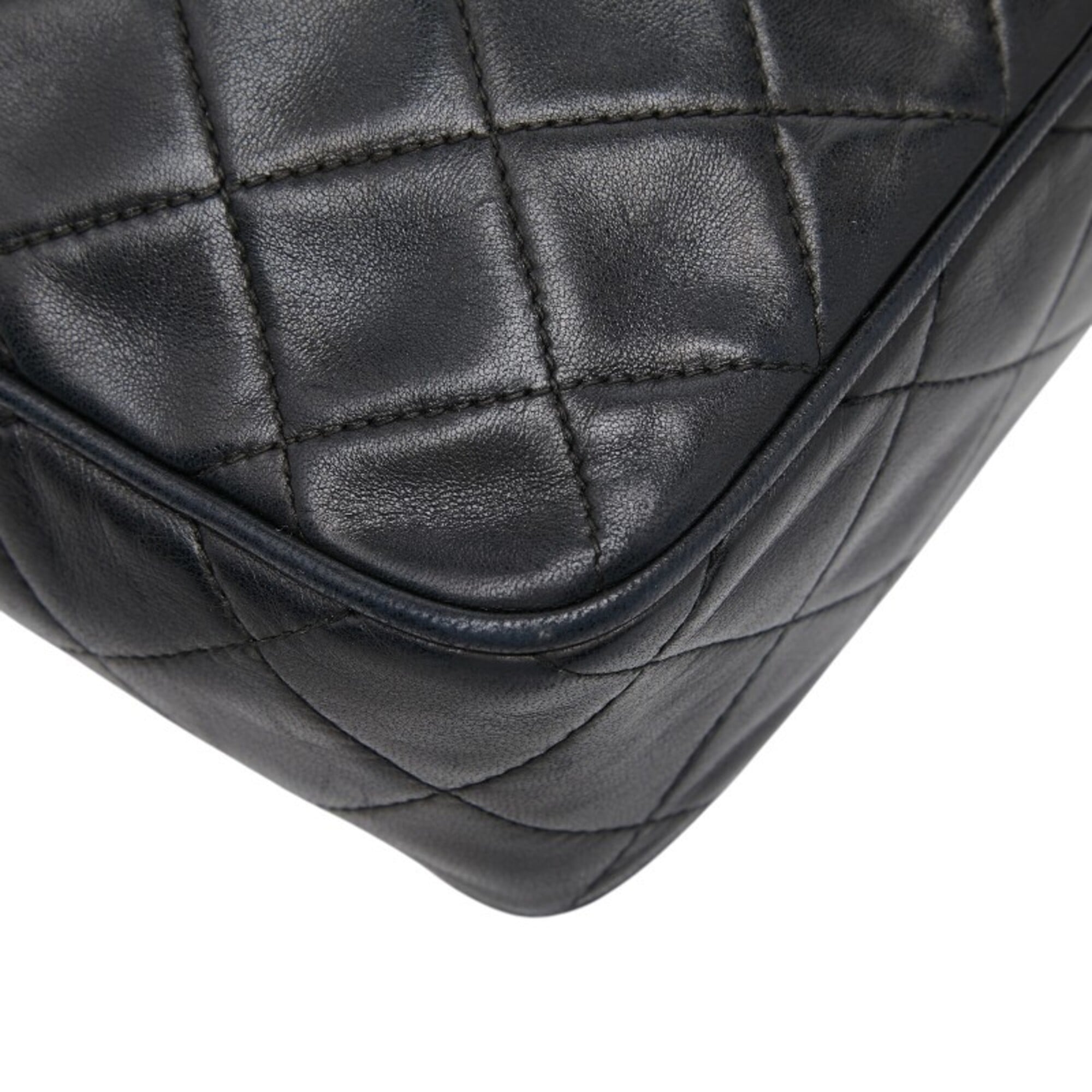Chanel Black Leather Shoulder Bag (Pre-Owned)