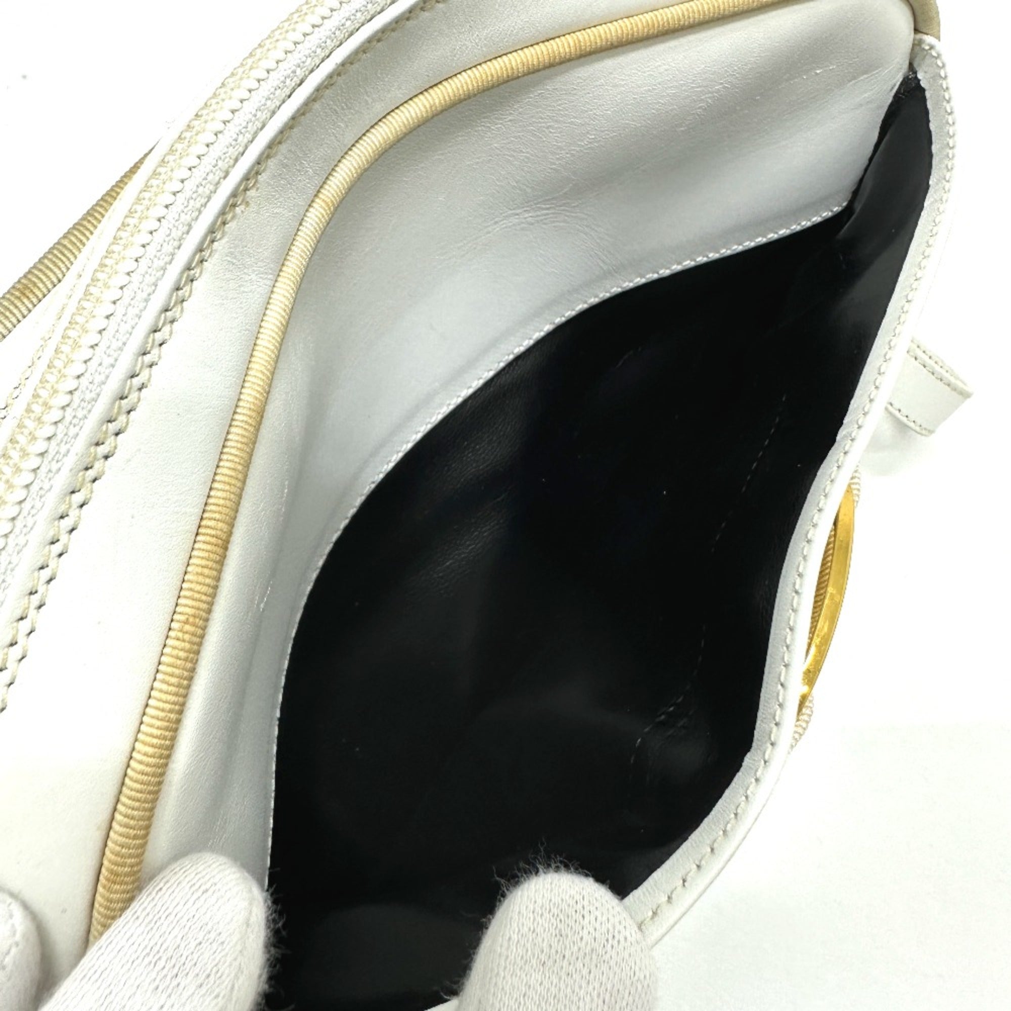 Salvatore Ferragamo White Leather Shoulder Bag (Pre-Owned)
