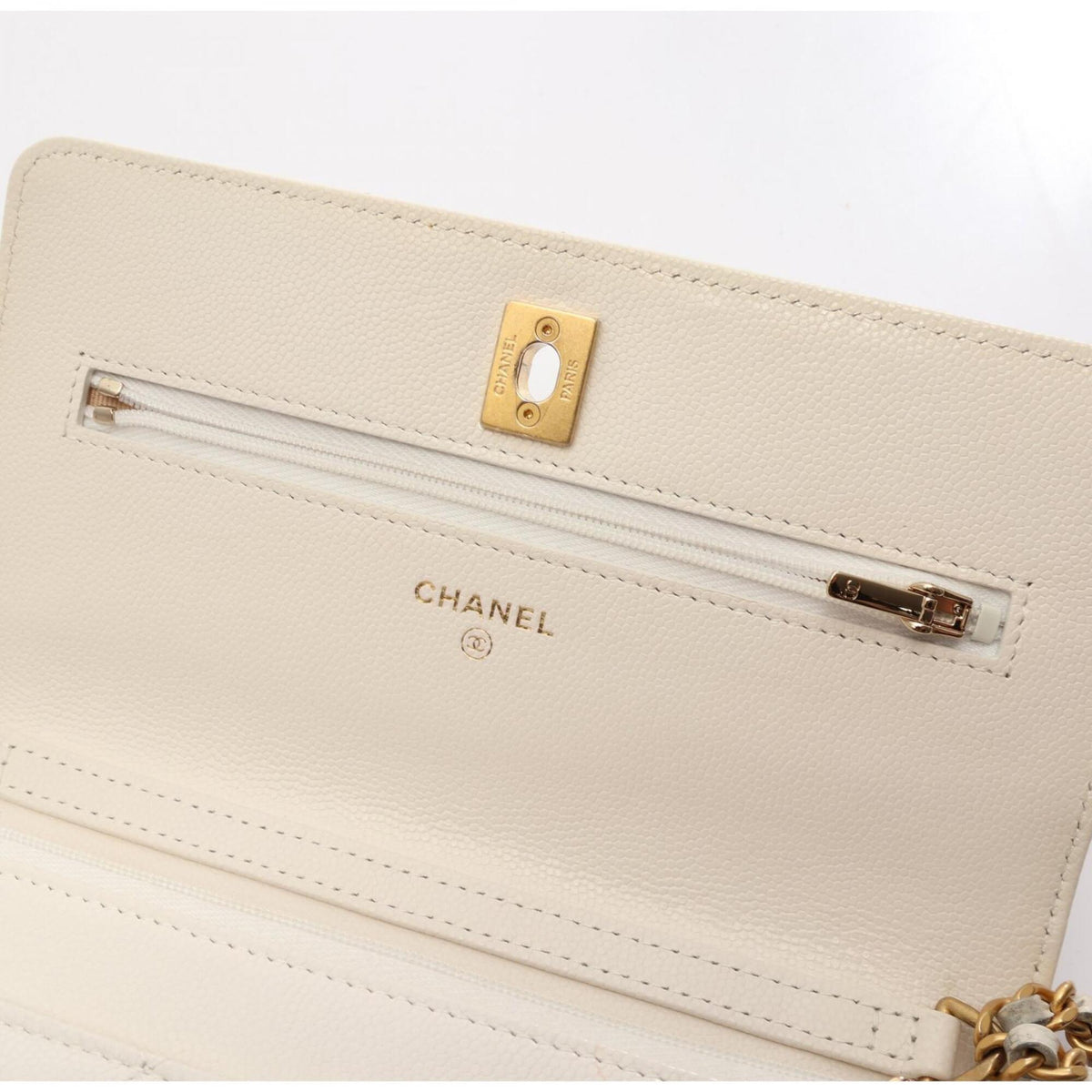 Chanel White Grained Calfskin Handbag Shoulder Bag (Pre-Owned)