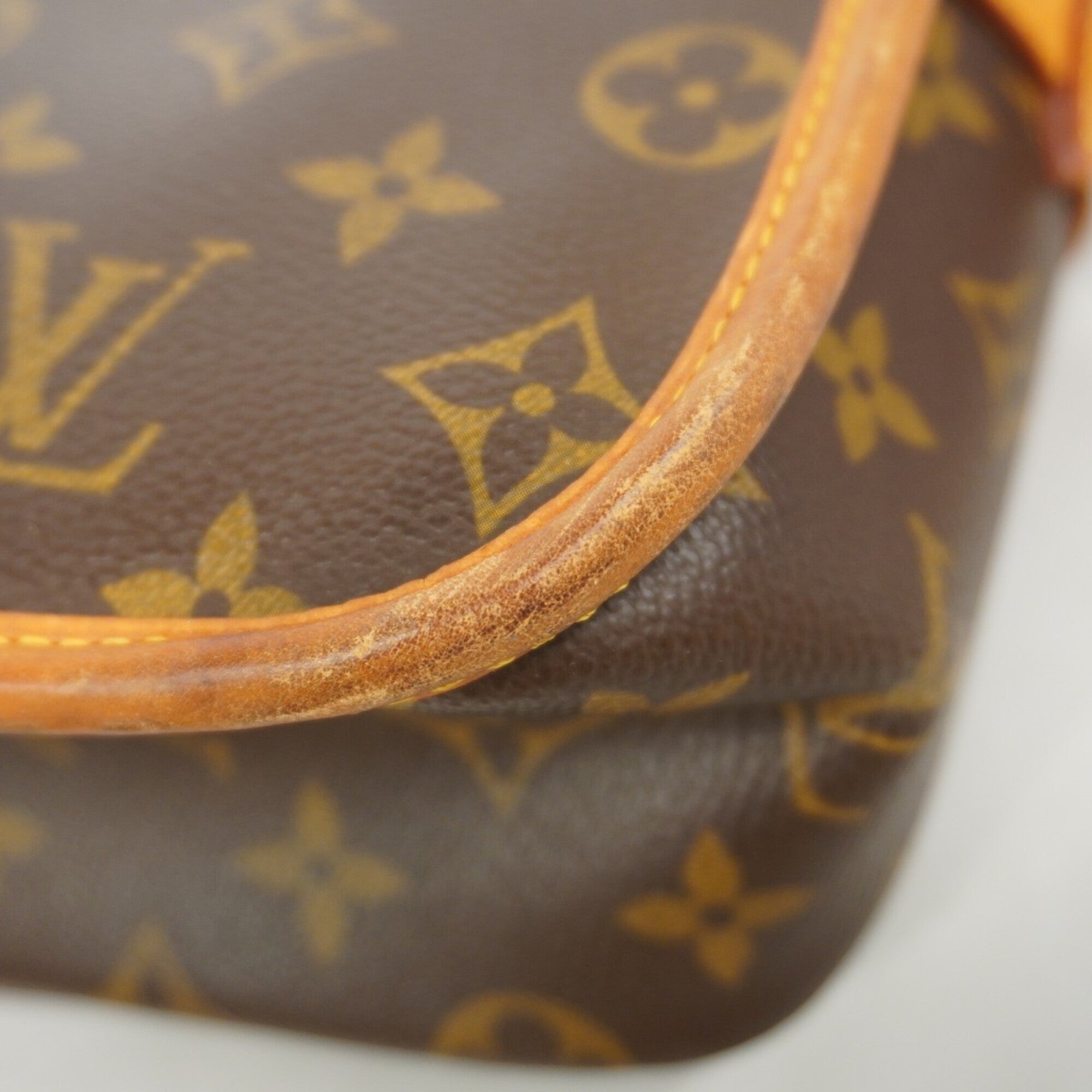 Louis Vuitton Brown Shoulder Bag (Pre-Owned)