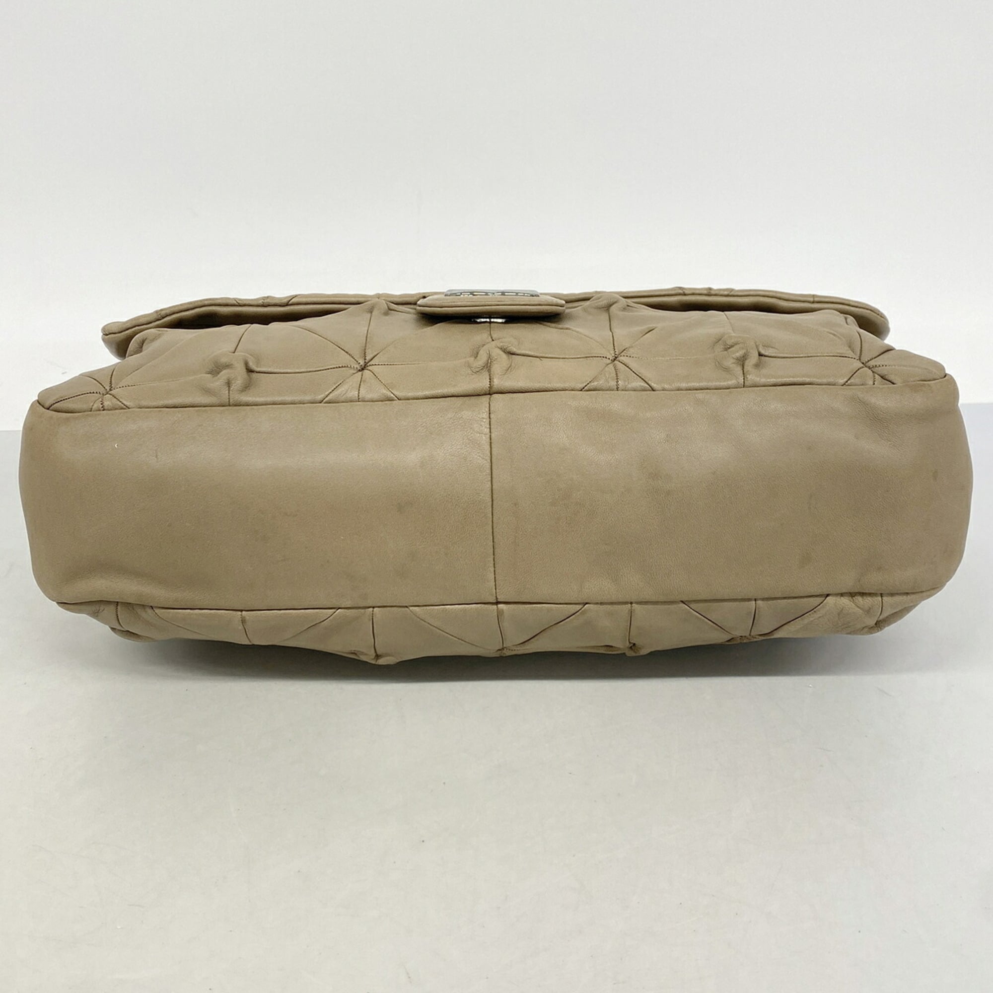 Chanel Brown Leather Shoulder Bag (Pre-Owned)